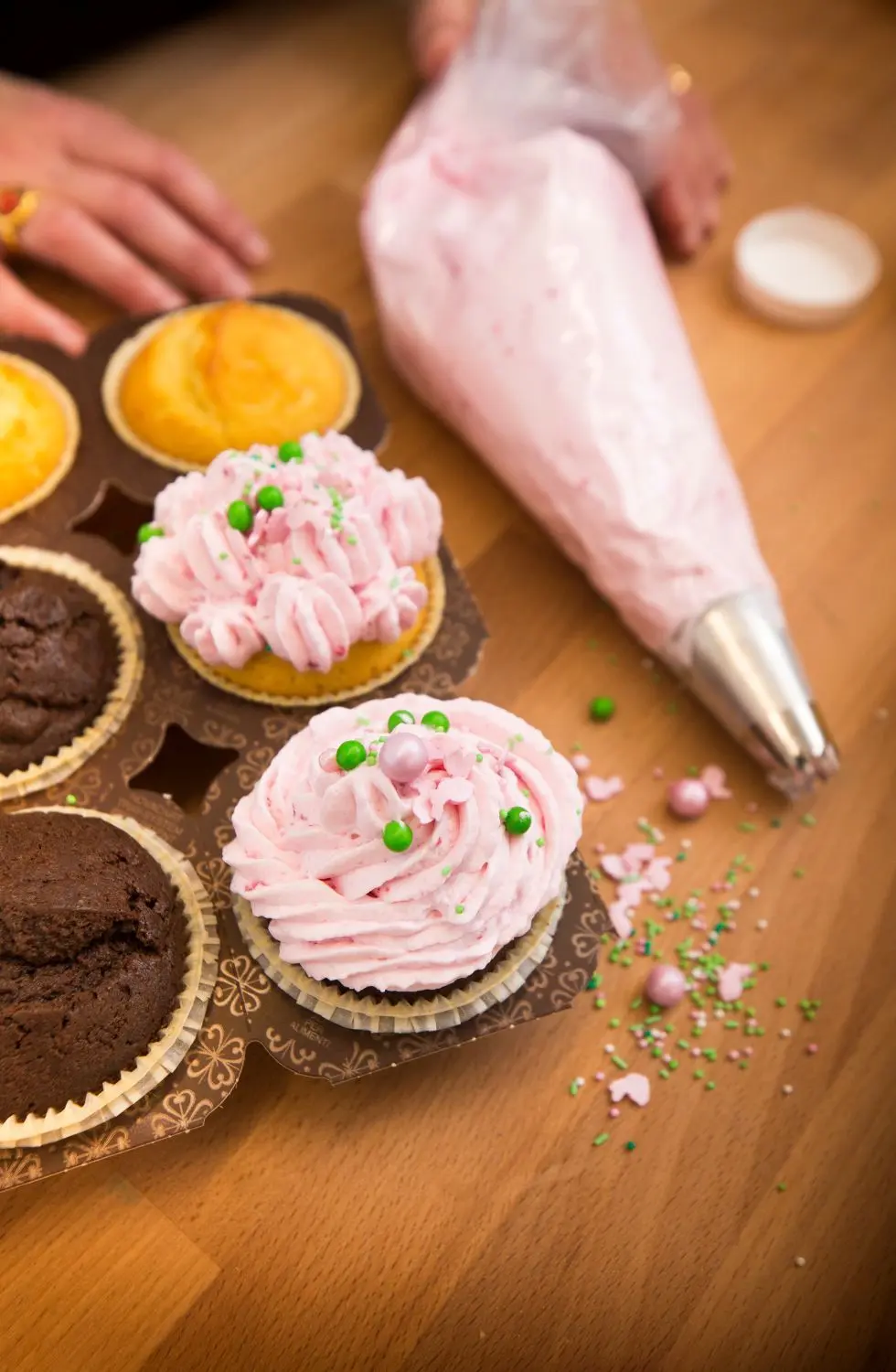 Grundlage der Cupcakes ist eine Backmischung.