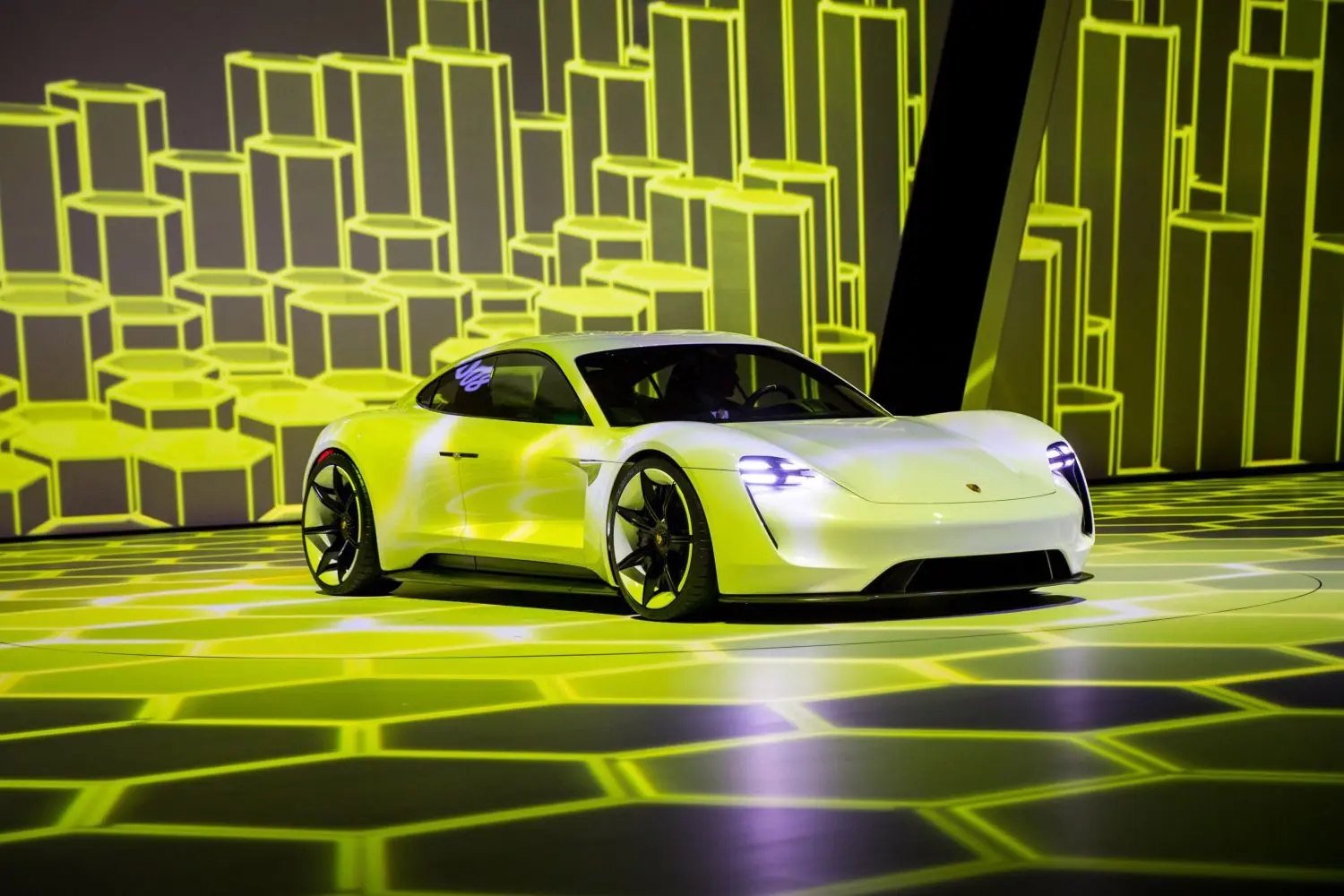 Die Zukunft ist elektrisch. Aus der Studie Mission E wird später das Modell Taycan.