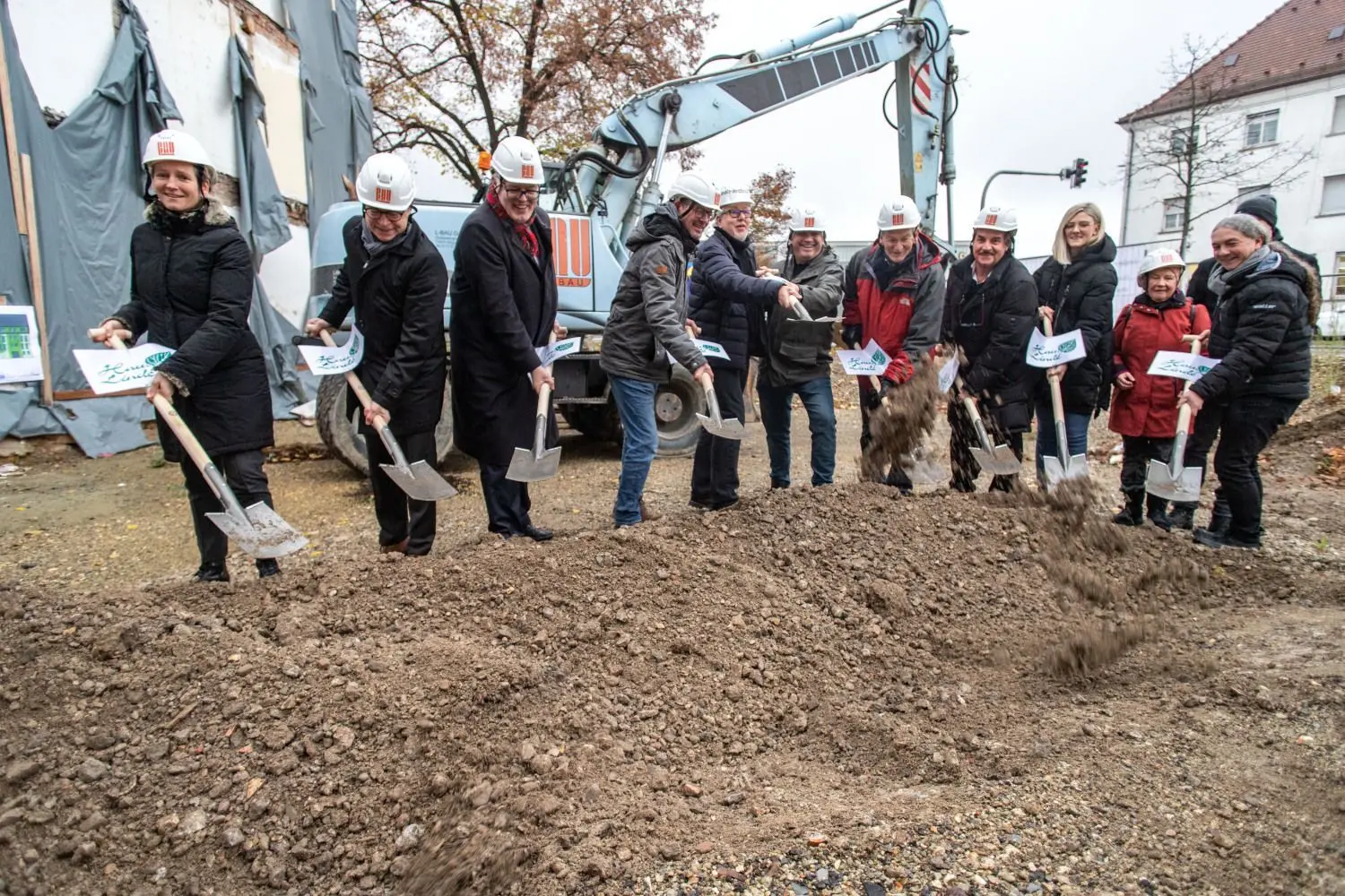 Gemeinsam geht‘s besser: Gleich neun Spaten waren am Freitagmorgen beim Startschuss für den Neubau von Haus Linde in Göppingen im Einsatz.