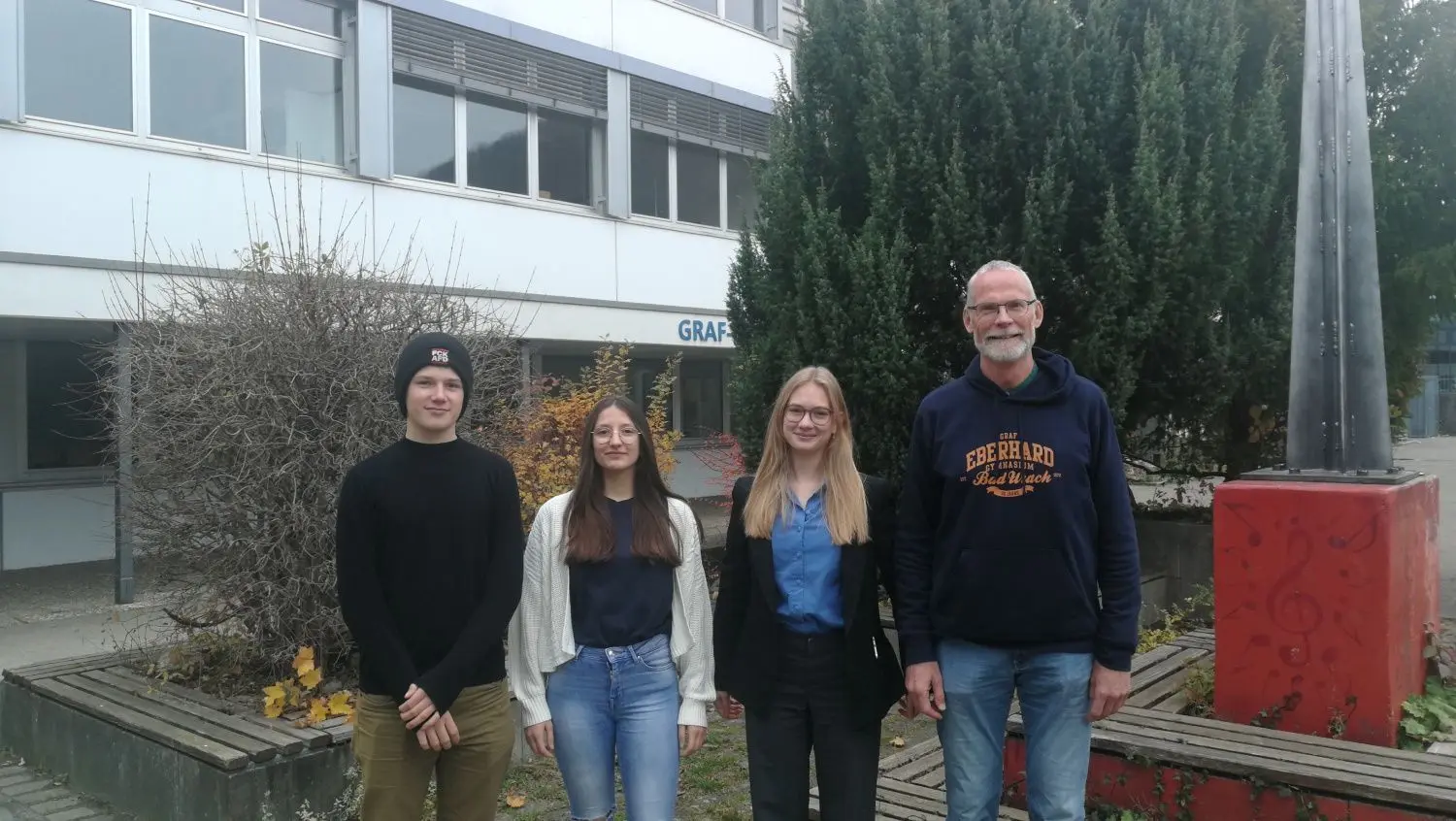 Genauso wie Frieder Kraiser, Teresa Arena, Alina Werner und Dr. Joachim Groß vom Bad Uracher Graf-Eberhard-Gymnasium.