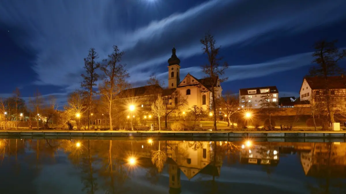 Während der Earth Hour schaltet die Stadt die Beleuchtung öffentlicher Gebäude bereits aus – allerdings nur symbolisch für eine Stunde.
Earth day in Ehingen, Lichter aus