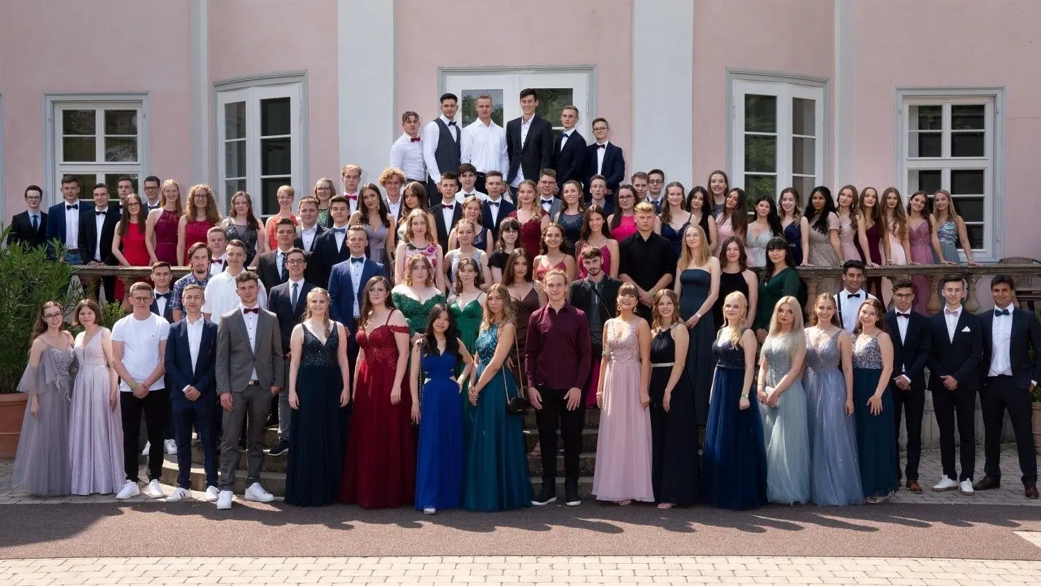 Der ganze Jahrgang vor der Villa Eugenia: 90 Abiturientinnen und Abiturienten nehmen Abschied vom Gymnasium Hechingen. Die offizielle Feier fand ab dem späten Donnerstagnachmittag in der Stadthalle Museum statt.⇥
