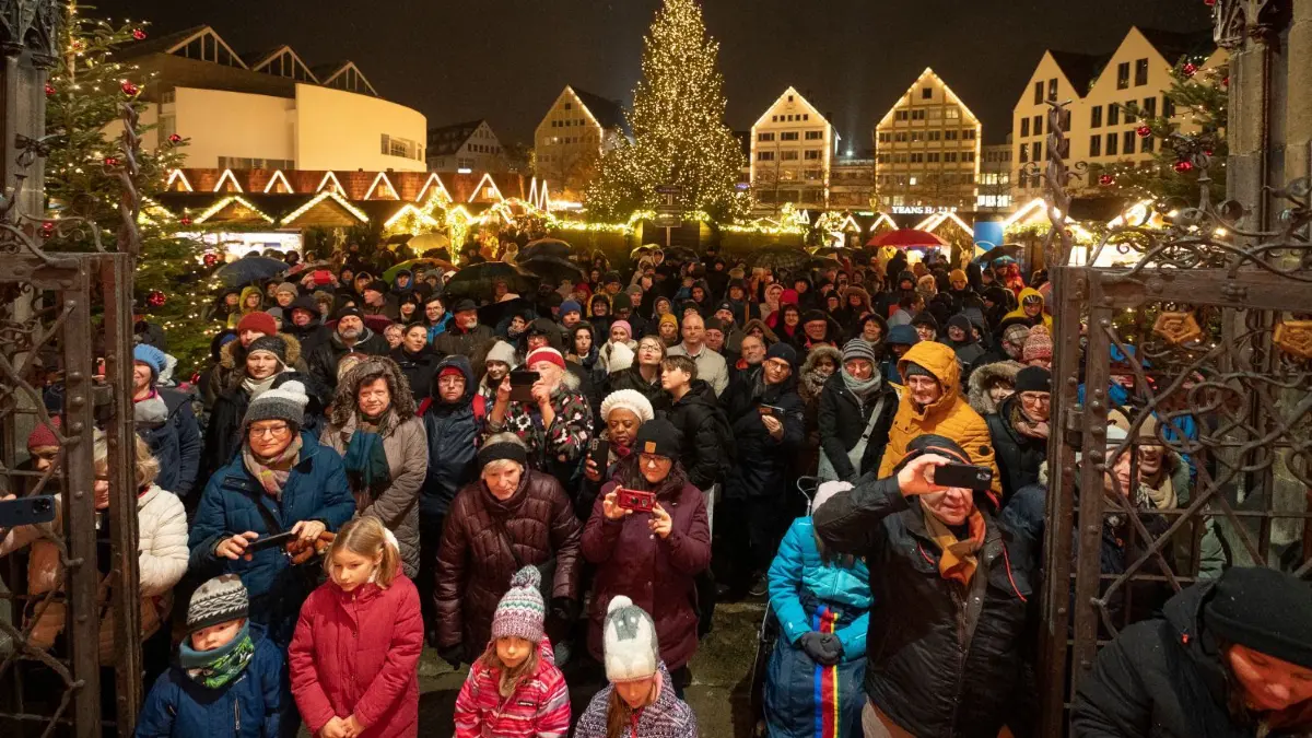 Im November beginnt schon wieder der Weihnachtsmarkt auf dem Münsterplatz.
Ulm, Eröffnung Weihnachtsmarkt mit OB Gunter Czisch, JBU und St. Georgs Chorknaben