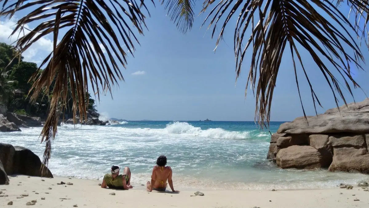 Viele Menschen sehnen sich angesichts der Einschränkungen, die die Corona-Pandemie mit sich bringt nach einem schönen Sommer-Urlaub 2021. Doch wird der möglich sein?
Der Strand Anse Patates auf der Seychellen-Insel La Digue. Die Corona-Krise ist auch die Zeit des Fernwehs. Das Auswärtige Amt rät von allen touristischen Reisen ab und der Urlaub scheint zumindest für das Jahr 2020 plötzlich in weite Ferne gerückt. (zu dpa "Corona-Krise fördert Fernweh - doch was ist das eigentlich?")