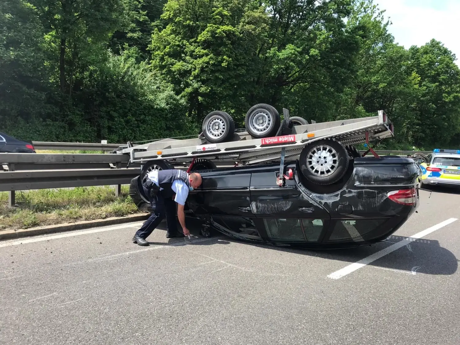 Nachdem sich ein Anhänger mitsamt aufgeladenem Kleinwagen überschlug wurde die B28 gesperrt.