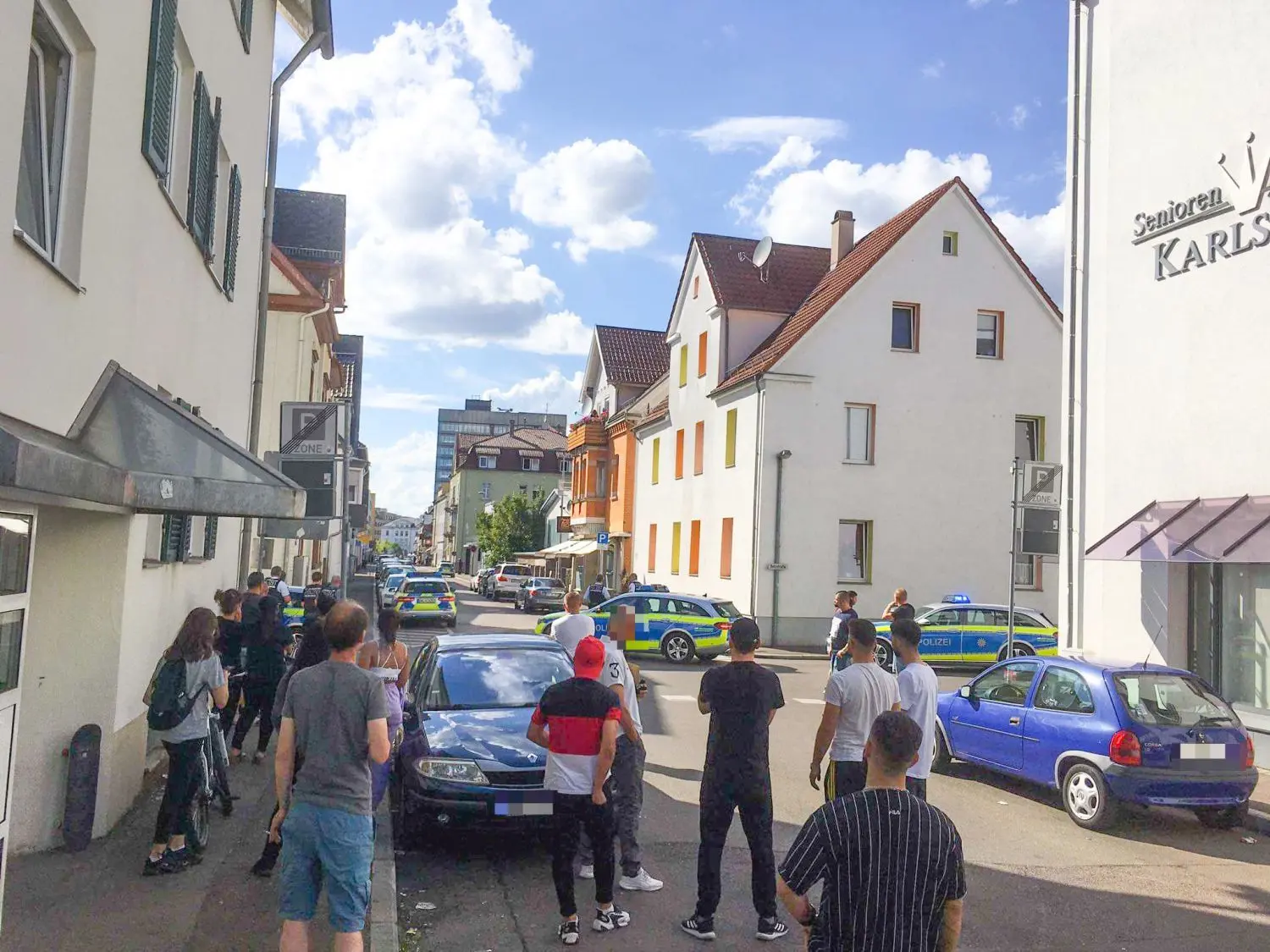 Bei dem Polizeieinsatz in Göppingen waren auch viele Schaulustige vor Ort.