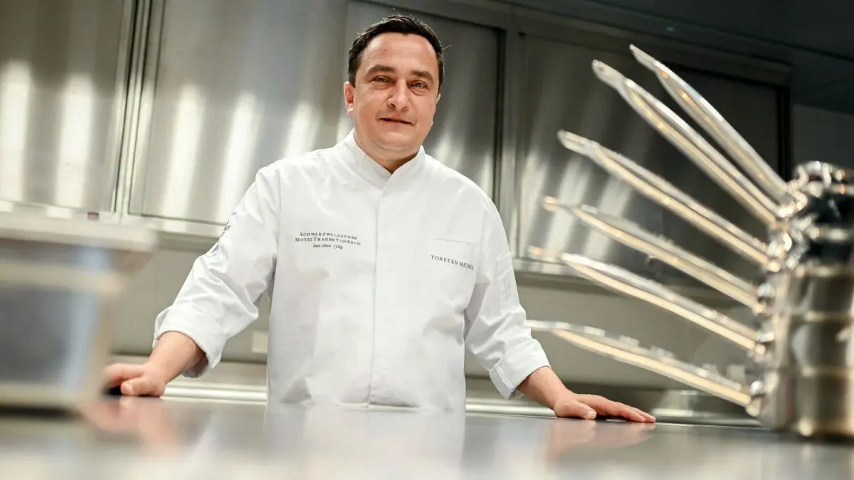 Kann sich weiter mit drei Sternen schmücken: Torsten Michel, Küchenchef im Restaurant „Schwarzwaldstube“ in Baiersbronn.
Torsten Michel, Küchenchef vom Restaurant Schwarzwaldstube des Hotel Traube Tonbach, aufgenommen in der neuen Restaurantküche. Im Januar 2020 brannte das Stammhaus nieder. Am 08.04.2022 ist die Eröffnung der neuen Gebäude. (zu dpa „Gourmettempel Hotel „Traube Tonbach“ eröffnet Neubau nach Brand“) +++ dpa-Bildfunk +++
