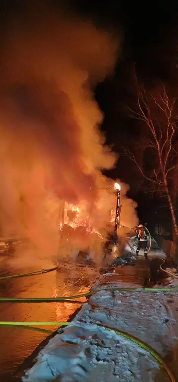 Lichterloh brannte am frühen Dienstagmorgen ein Lastwagen in der Neuen Rottenburger Straße in Hechingen. Die Feuerwehr Hechingen löschte.