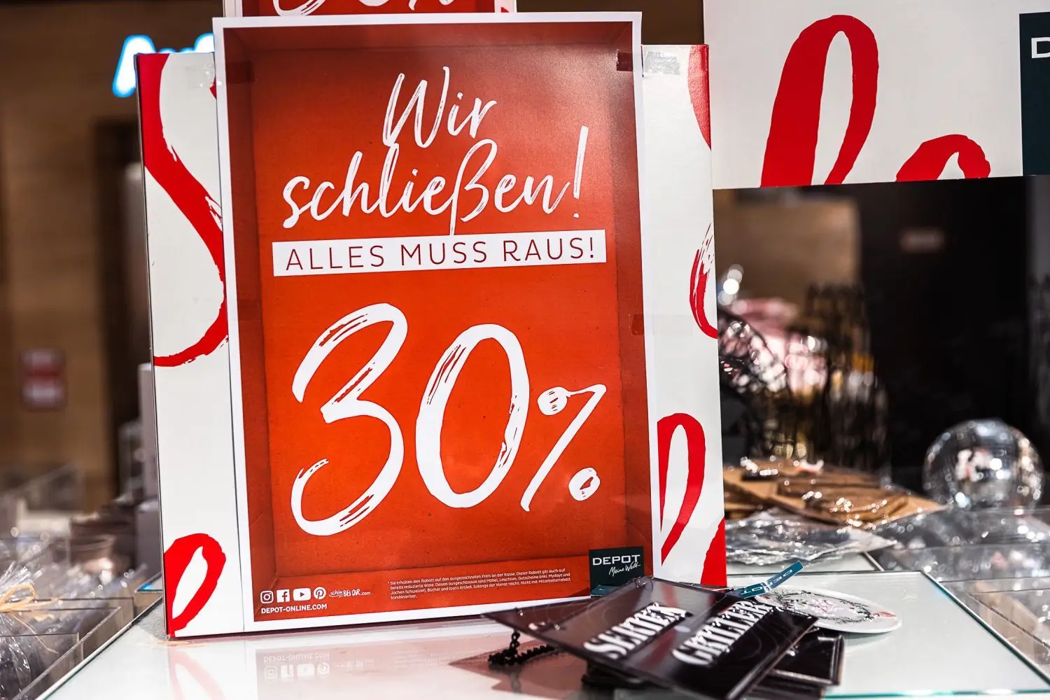 Auch Aufsteller verkünden: die Depot-Filiale in der Wilhelmstraße in Reutlingen schließt.