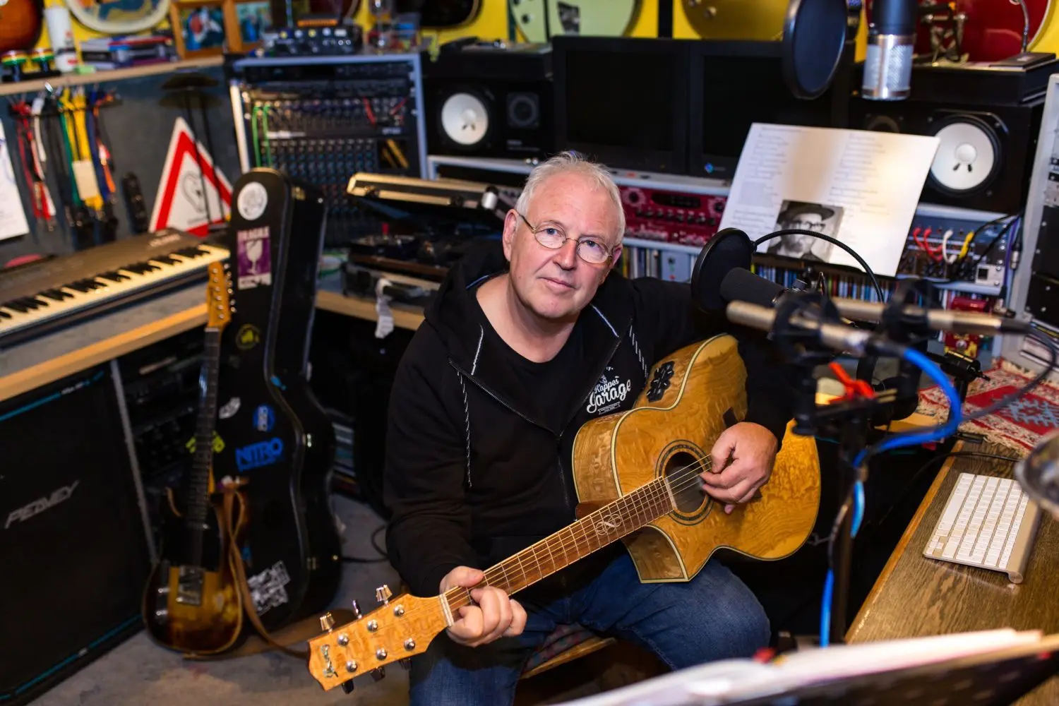 Kurzes Ständchen fürs HT: Frank „Molle“ Winkler in seinem Tonstudio in Forchtenberg. ⇥