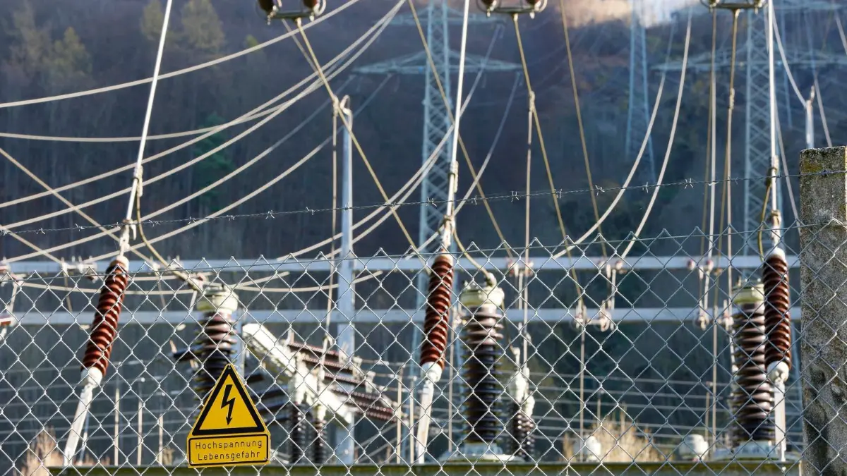 Das Albwerk hat die Ursache für den Stromausfall am Freitag, 30.06.2023, herausgefunden und repariert den Schaden.
Strom, Energie, Leitung, Stromleitung, Umspannwerk Eybach
