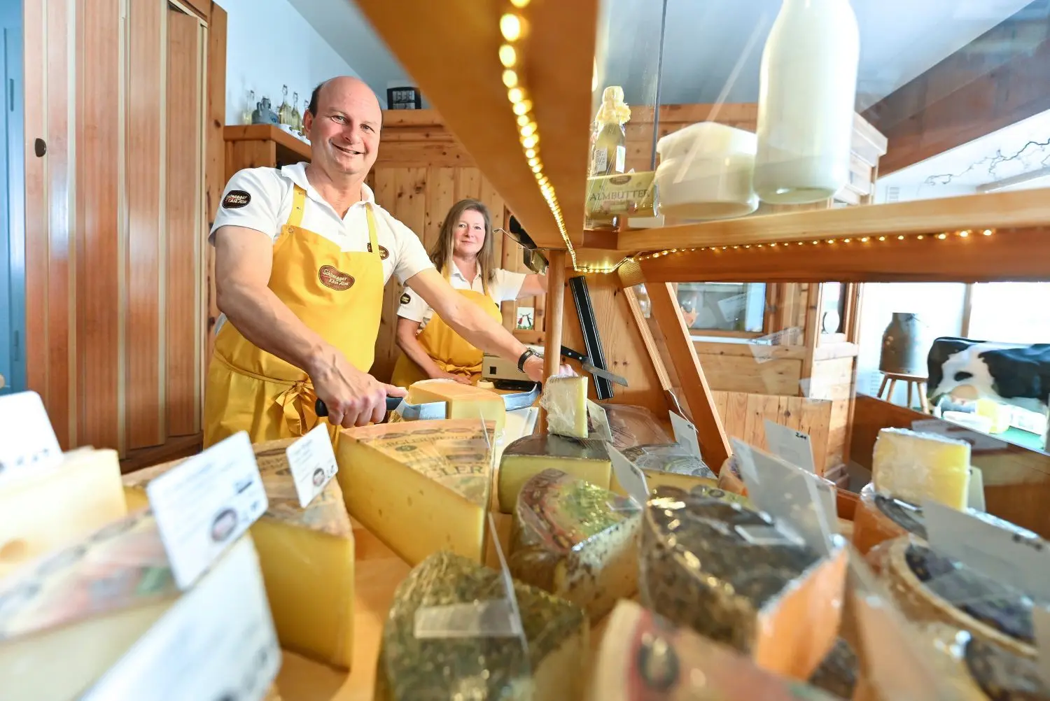 Damit der Käse schmeckt, muss der Rohstoff erstklassig sein. Im Ulmer Laden der „Schönegger Käse Alm“ bieten Jürgen Ackermann und Christine Bisle Gutes aus Heumilch an.