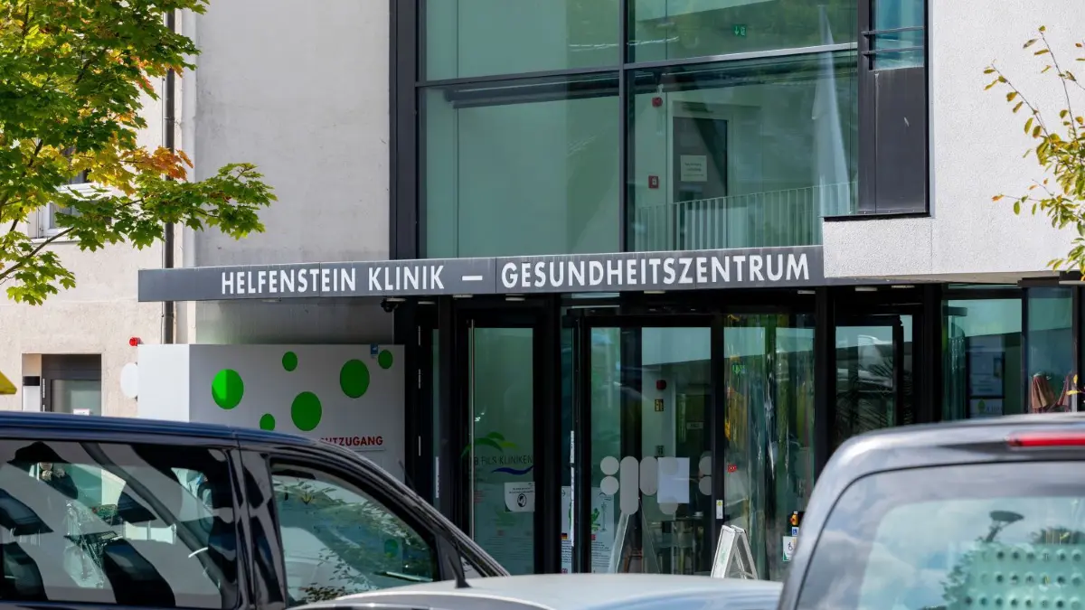 Was wird aus der Helfenstein-Klinik in Geislingen? Curacon soll Wege aufzeigen, das Krankenhaus zu stabilisieren.
Geislingen - Helfenstein-Klinik, Gesundheitszentrum, Außenansicht