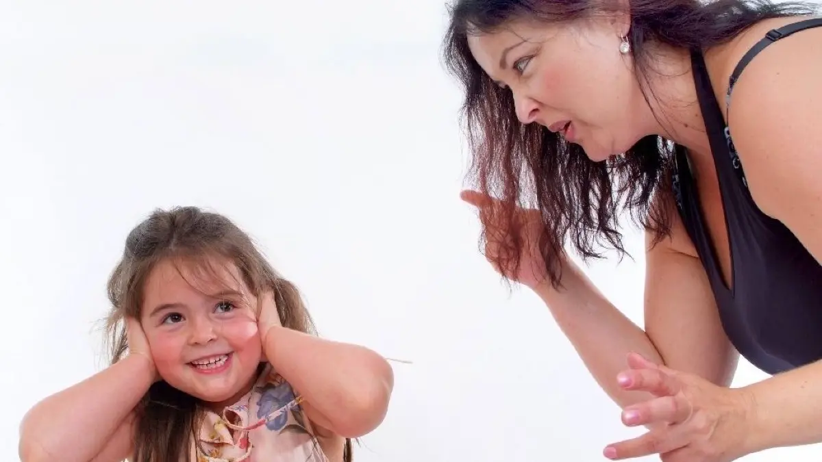 In die "Brüllfalle" getappt: Viele Eltern fühlen sich durch ihre Kinder oft provoziert und meckern dann los – so wie in dieser gestellten Szene. Doch es gibt Möglichkeiten, dies zu vermeiden.
Mutter schimpft mit Tochter mother scolds with daughter BLWS143473
Brüllen, Streit
Mother schimpft with Daughter Mother scolds With Daughter