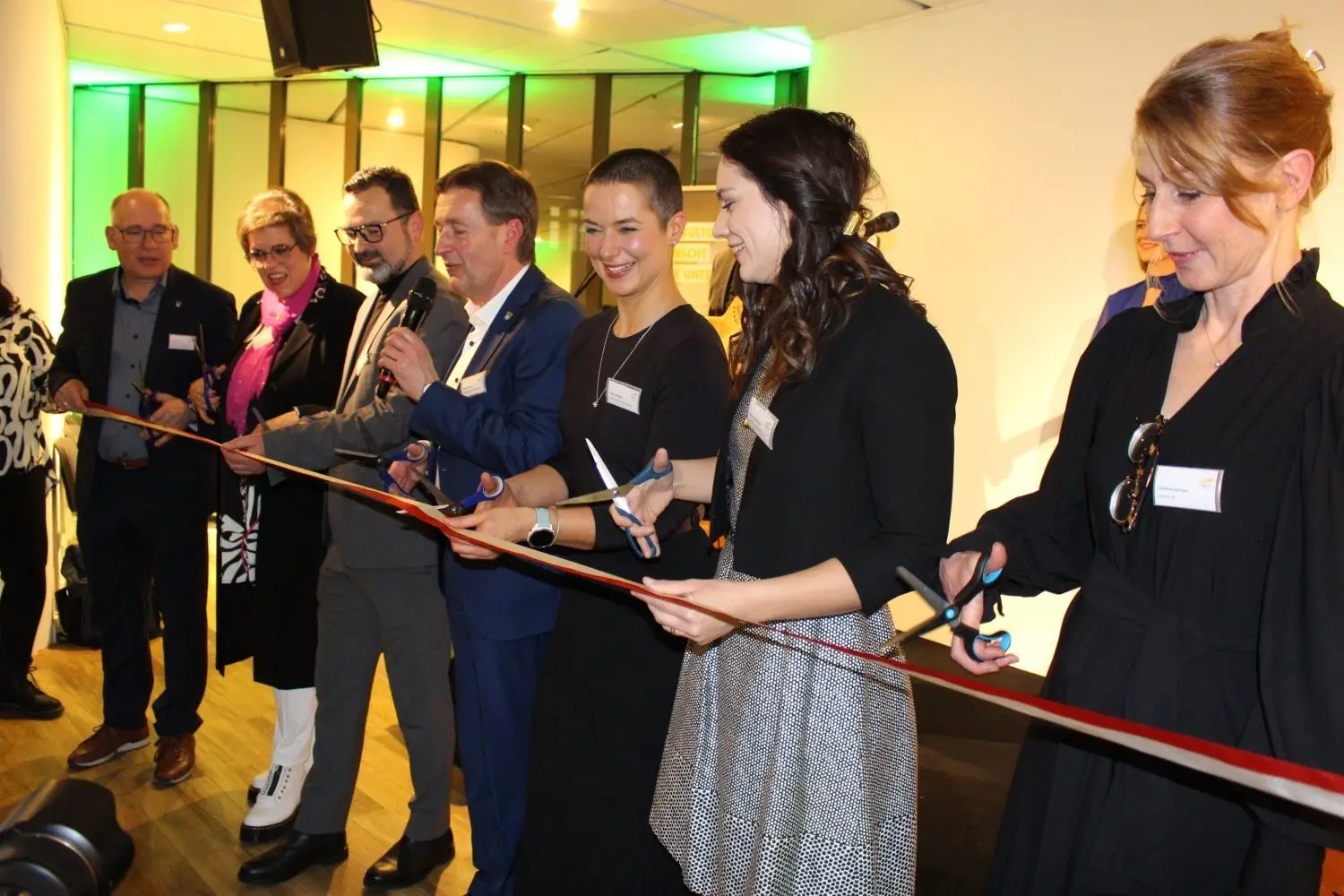 Kulturamtsleiter Martin Roscher, Kämmerin Michaela Wild, Stadtplanungsamtsleiter Axel Mayer, Oberbürgermeister Roland Tralmer, OB-Referentin Mona Lehmann, Ronja Schumacher vom Stadtplanungsamt und Christine Seizinger vom Marketing durchschneiden das Band.