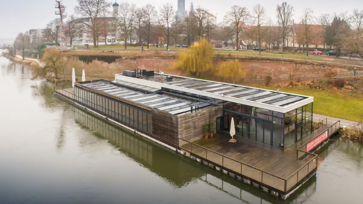 Das Bootshaus gilt wegen des Wasserschadens seit vielen Jahren als Geister-Location, gelegentlich finden dort Events statt.
Urteil im langwierigen Bootshaus-Rechtsstreit: Ulm