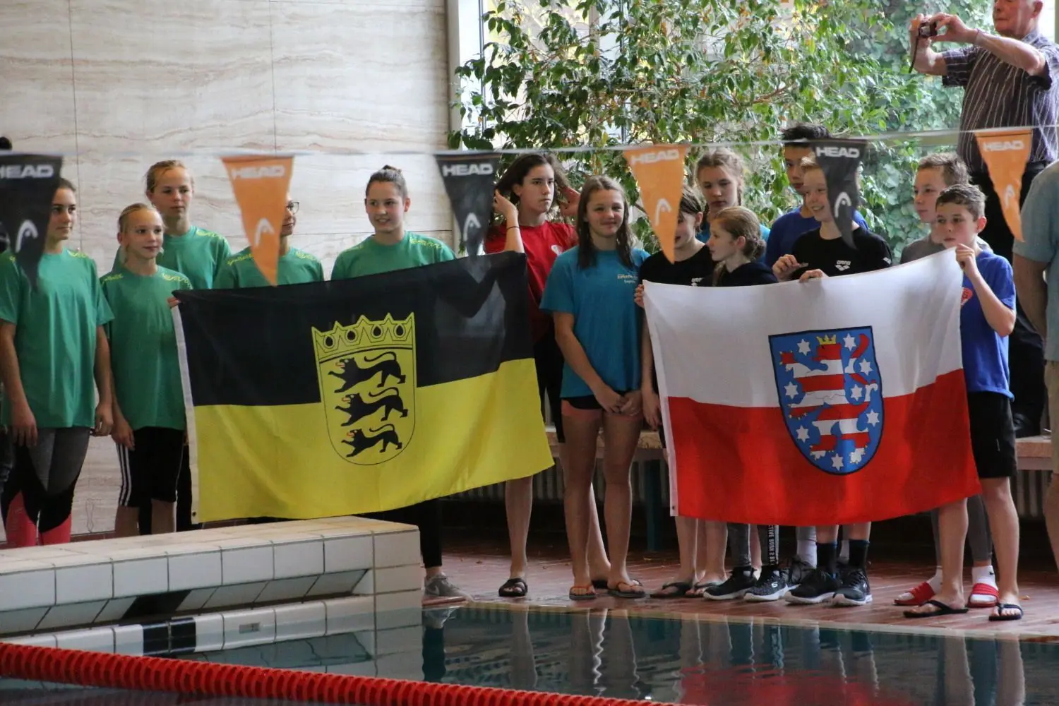 Nach dem Einmarsch stellen sich die Teams rund ums Becken auf.