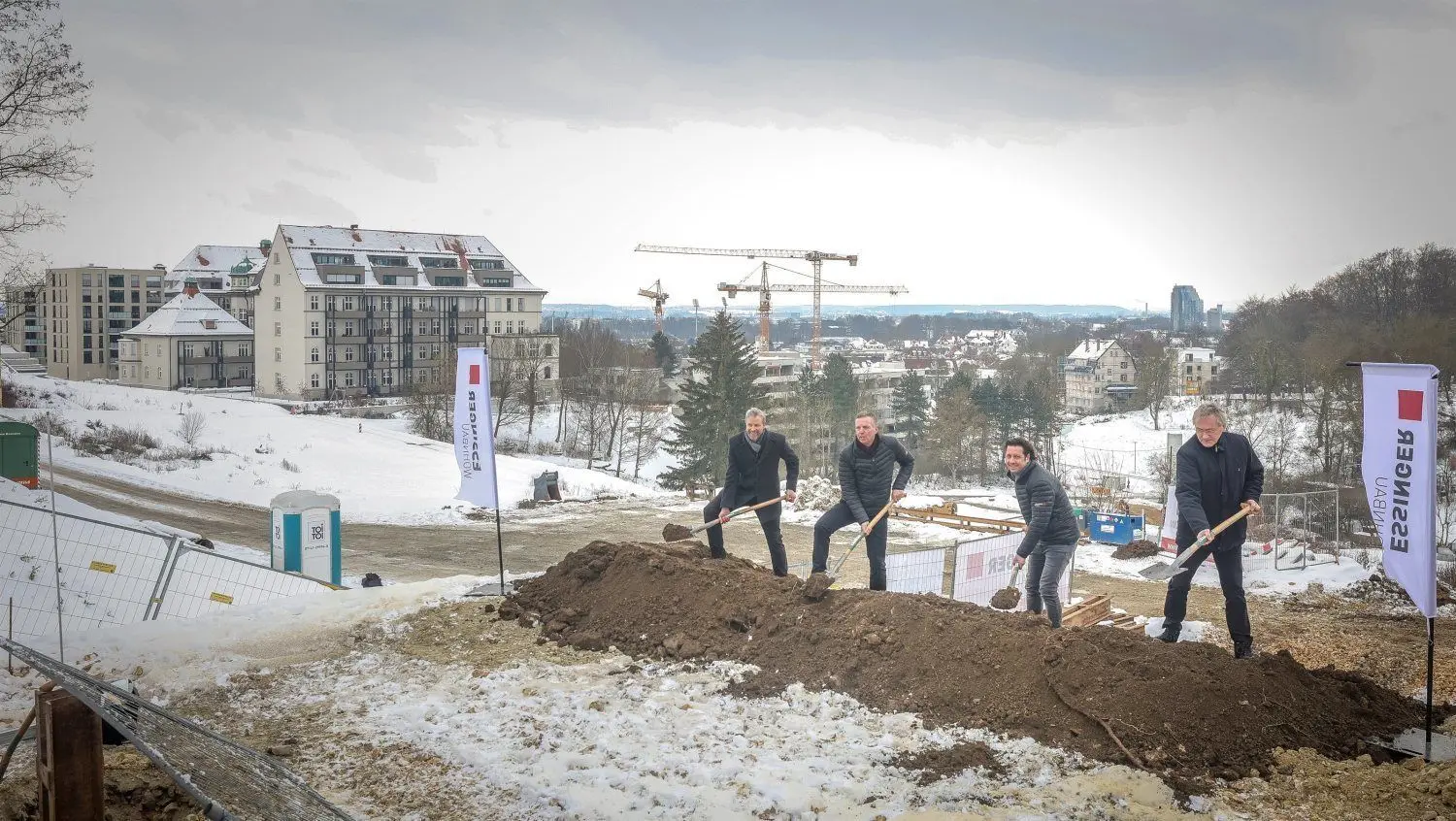 Spatenstich am Safranberg: Auf dem ehemaligen Klinikgelände entstehen die ersten vier Wohnhäuser.⇥