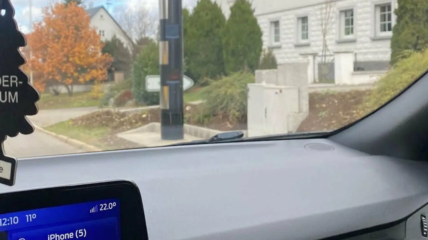 In der Thanheimer Straße in Bisingen steht jetzt, unübersehbar für den Autofahrer, eine der beiden stationären Blitzeranlagen.⇥