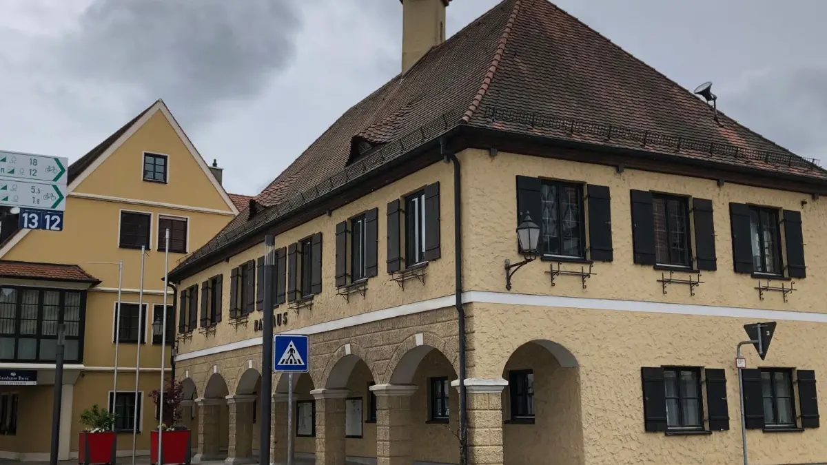 Das historische Rathaus in Dietenheim in der Königstraße.