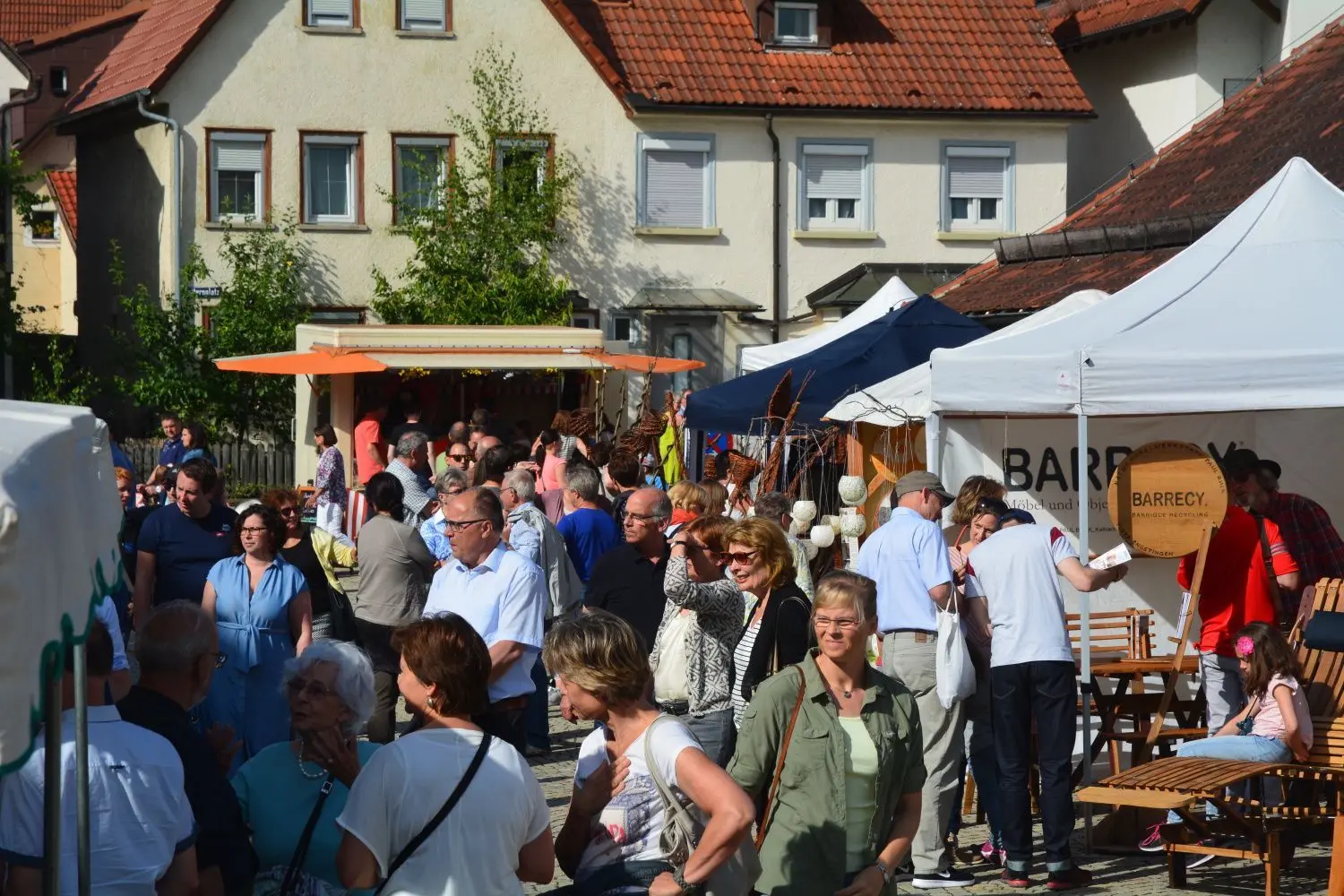 Der Schwäbische Kunstmarkt war wieder das herausragende Ereignis an Pfingsten. Viele Menschen ließen sich vom zeitweisen Regen nicht abschrecken. So sah es auch der Metzinger Bildhauer, Konrad Schlipf (Mitte links). Die Besucher hatten es nicht leicht, ein passendes Objekt zu finden. Doch auch für das leibliche Wohl war bestens gesorgt (unten links).  ⇥