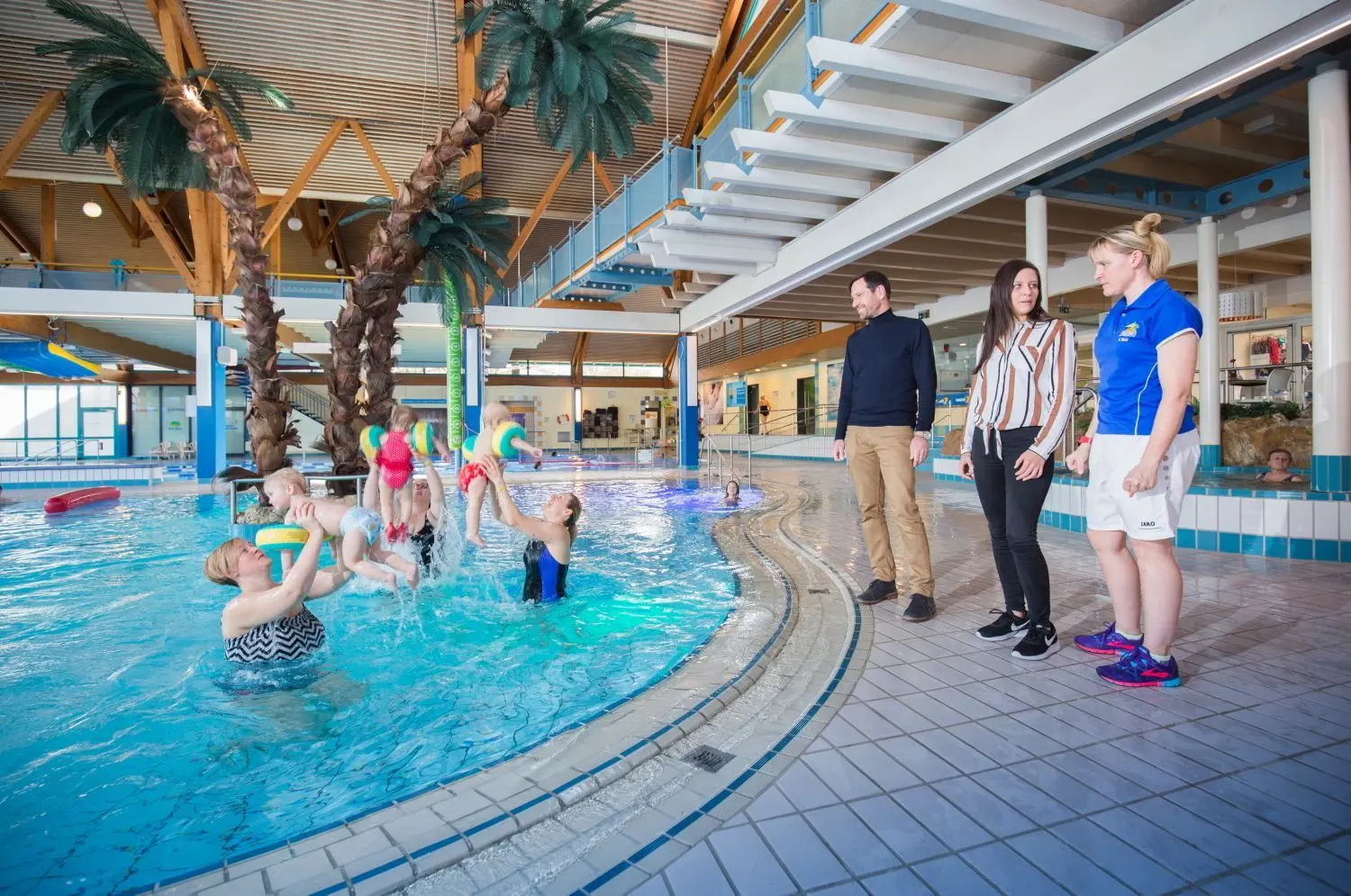 Die Mütter im Abenteuerbecken kennen sich aus dem Babyschwimmkurs von Kerstin Wolf (rechts). Bad-Blau-Geschäftsführer Jürgen Stübler und Mitarbeiterin Jessica Störzer hoffen auf ein Bewegungsbecken.⇥