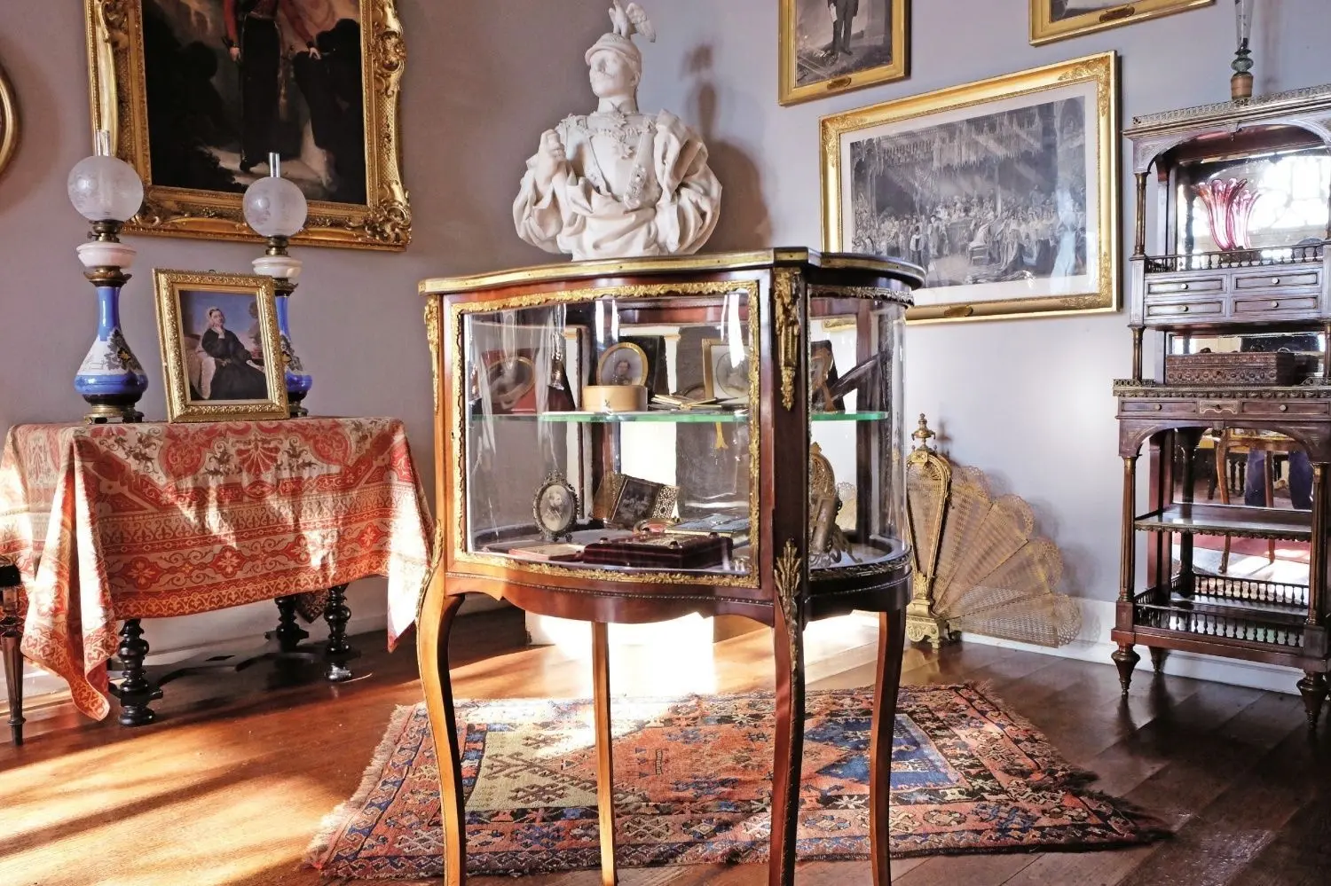 Schloss Langenburg: Eine kleine Sonderausstellung im Museum erinnert an Queen Victoria. Zu sehen sind Krönungshandschuh und andere Originalstücke vom 24. Mai bis zum 3. November.⇥