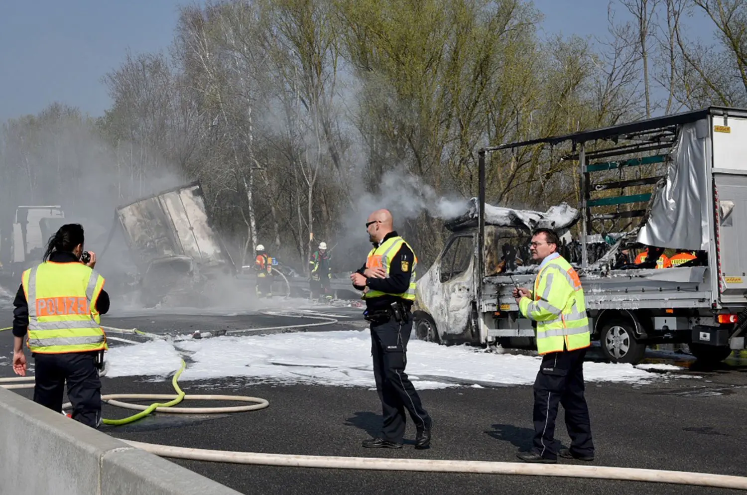 Feuerwehrleute löschen an einer Unfallstelle auf der Autobahn 6 einen Transporter und einen Lastwagen. Bei dem Unfall zwischen Heilbronn und Mannheim ist mindestens ein Mensch ums Leben gekommen. Nach einem Unfall brannten drei Fahrzeuge aus.