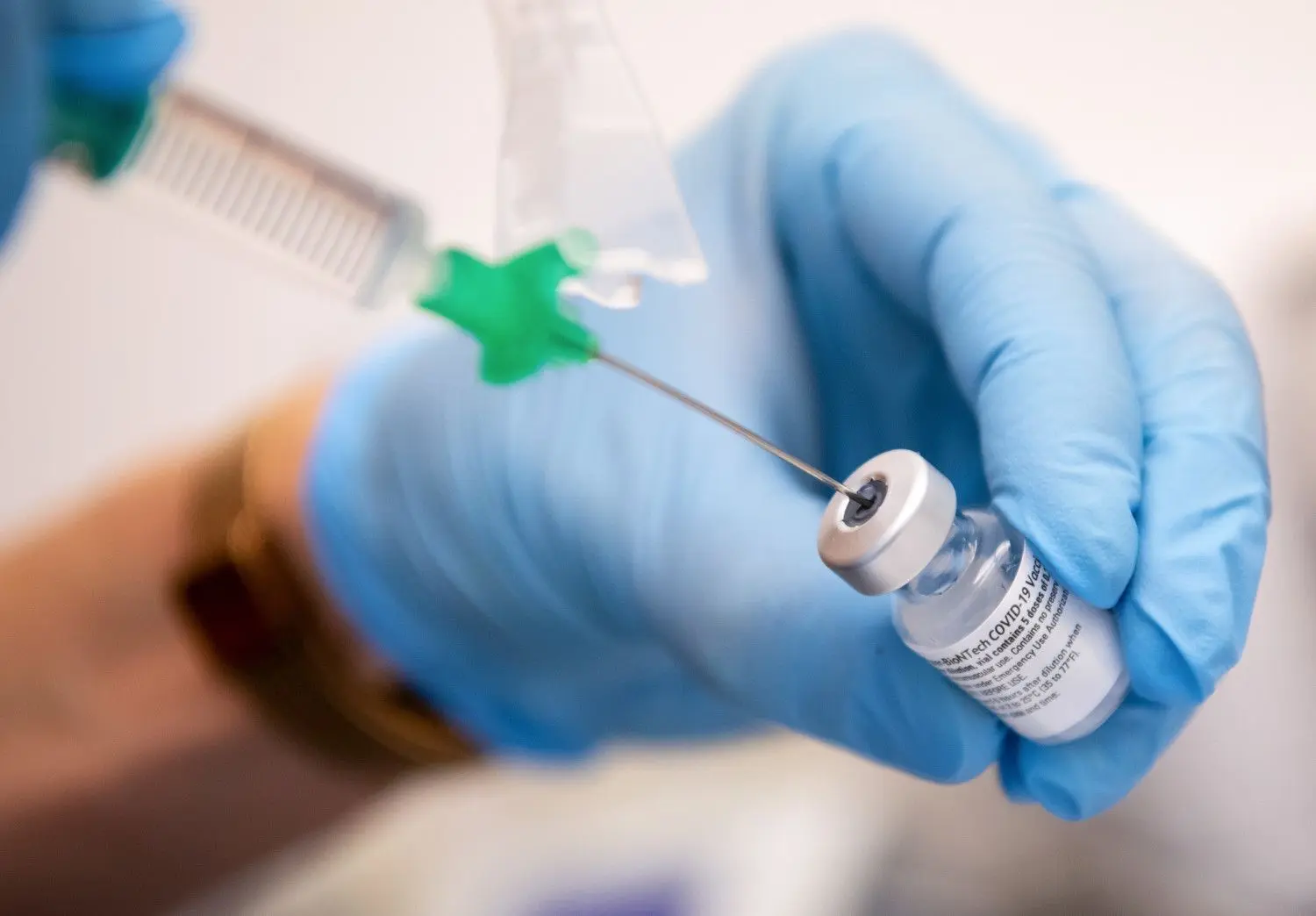 Die Mitarbeiter der Reutlinger Kreiskliniken, die keinen direkten Kontakt zu Covid-Patienten haben, müssen länger auf eine Impfung warten – obwohl sie vor Ort in den Einrichtugnen arbeiten. ⇥