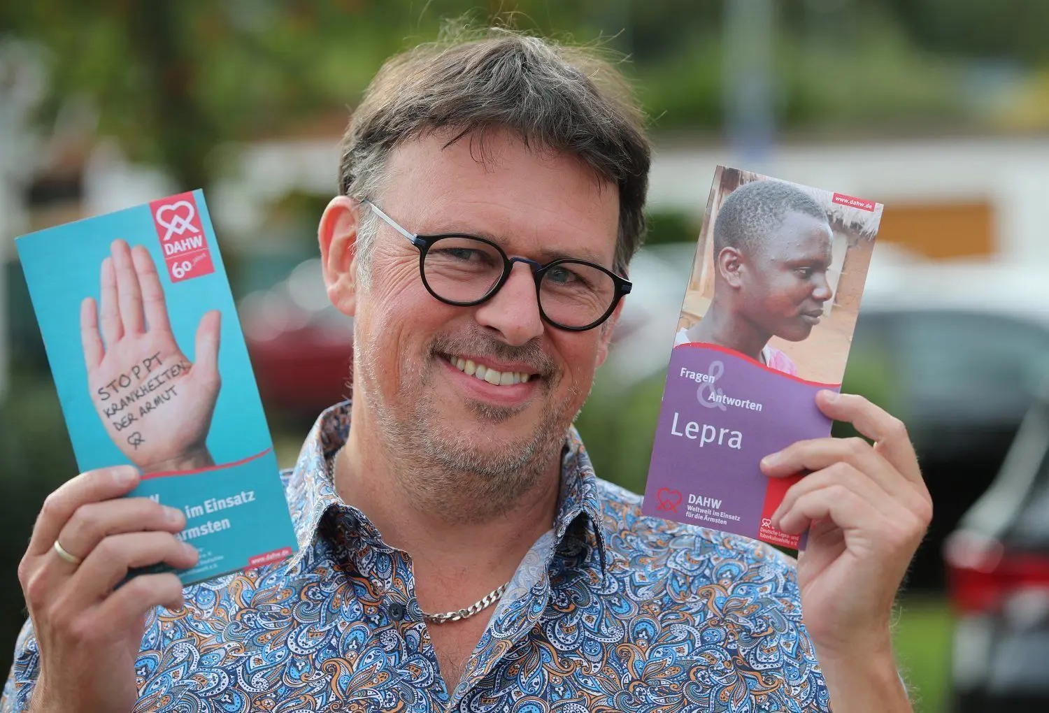 Oliver Schnepf, der Vorsitzende der Kolpingsfamilie, zeigt, wofür das Geld der Aktion verwendet wird.