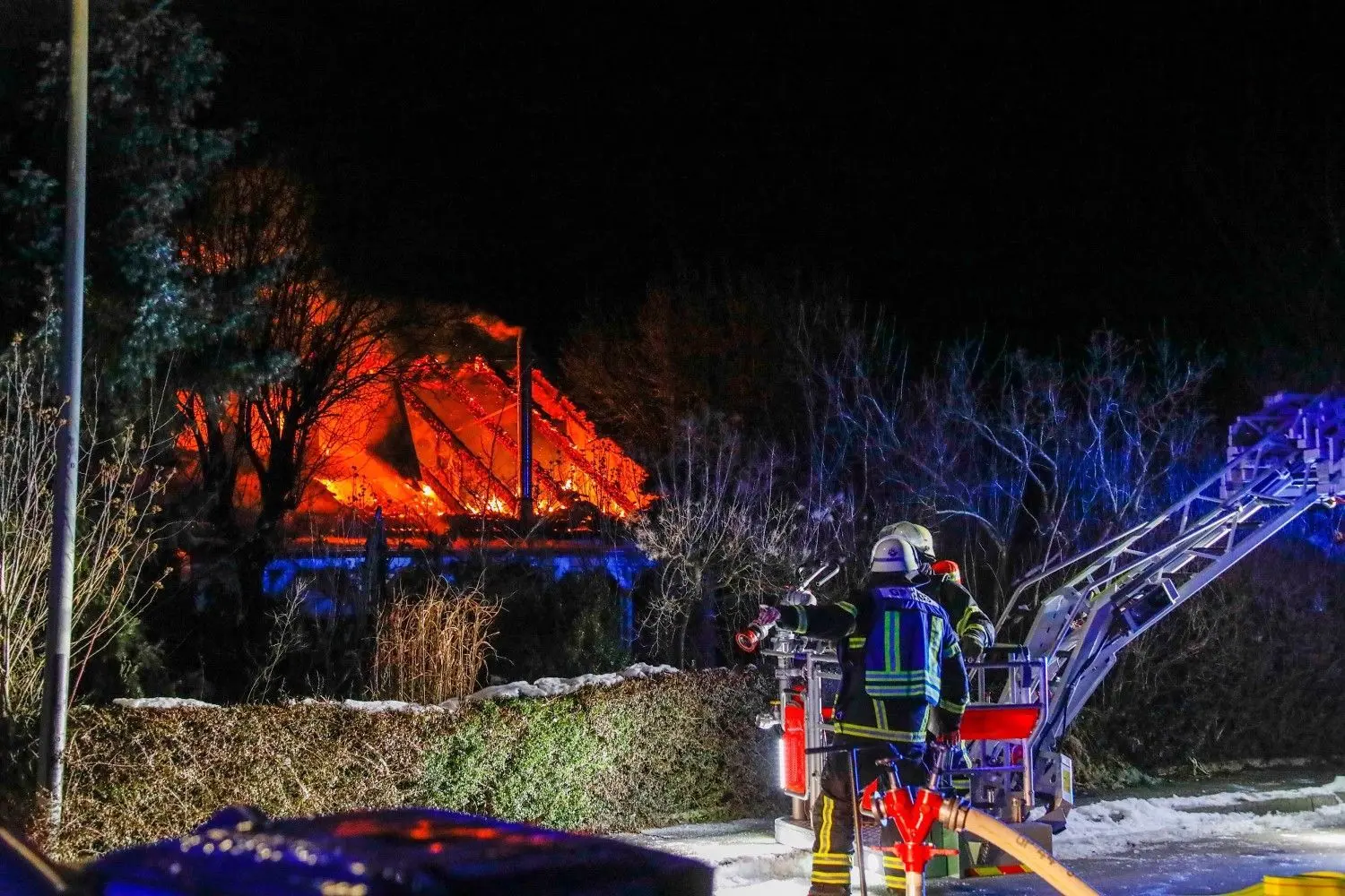 Die Feuerwehr rückte am Samstagabend zu einem Brand in Schlat aus. Dort stand ein Haus in Vollbrand. Hoher Sachschaden entstand.