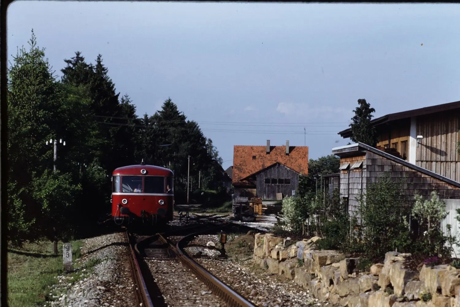 Ein Zug verlässt 1987 den Bahnhof von Heiningen in Richtung Dürnau. Neben der Personenbeförderung herrschte reger Güterverkehr auf der Strecke – unter anderem wurden gebrauchte Maschinen für die Landwirtschaft bis nach Jugoslawien transportiert.⇥