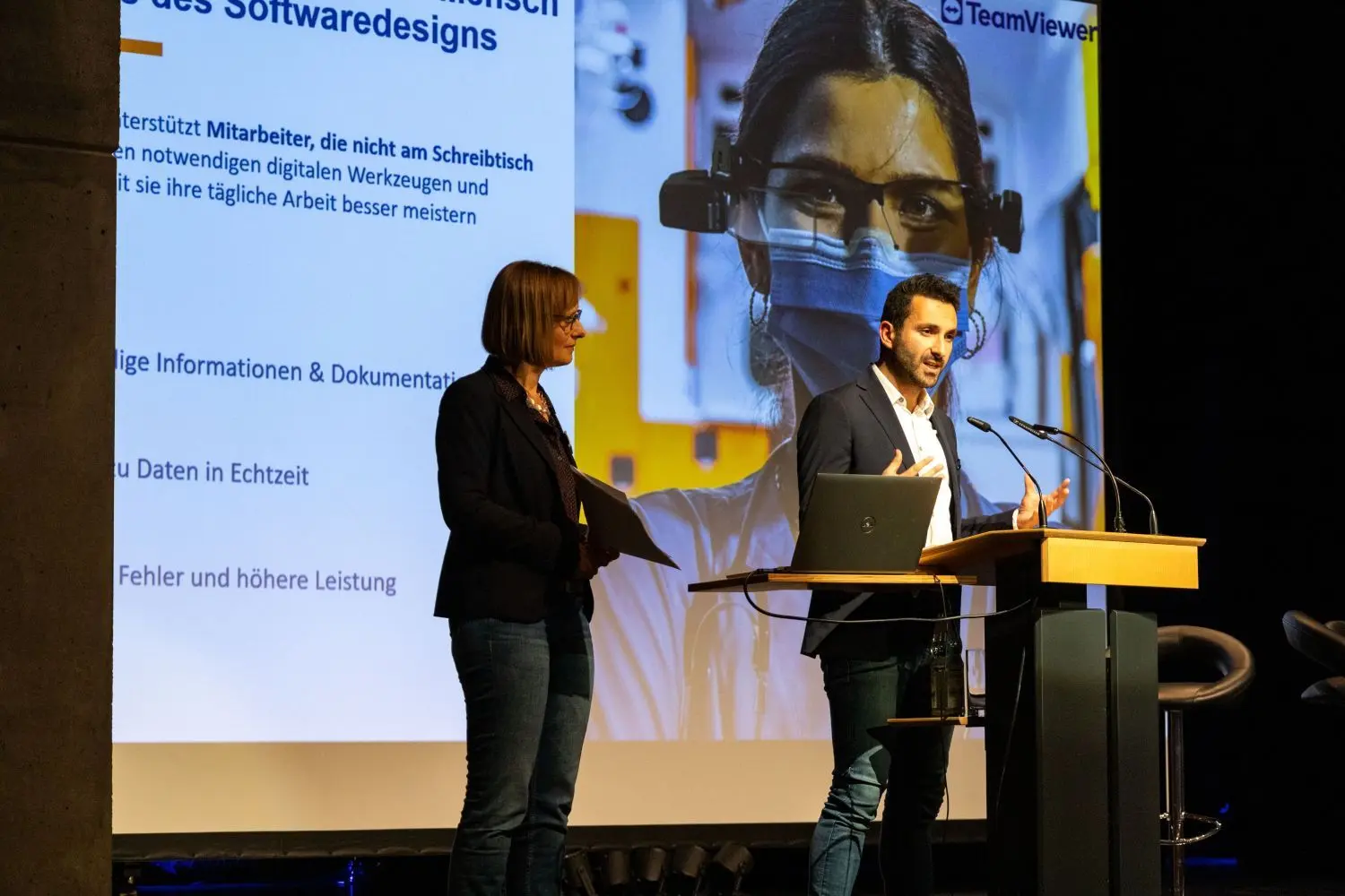 Dagmar Hennings, Mitglied des Vorstands der Wilhelmshilfe und Leonid Poliakov, Projektleiter bei Teamviewer, präsentierten das erfolgreiche dreimonatige Pilotprojekt zum Einsatz einer Datenbrille in einer Betreuungseinrichtung der Wilhelmshilfe.