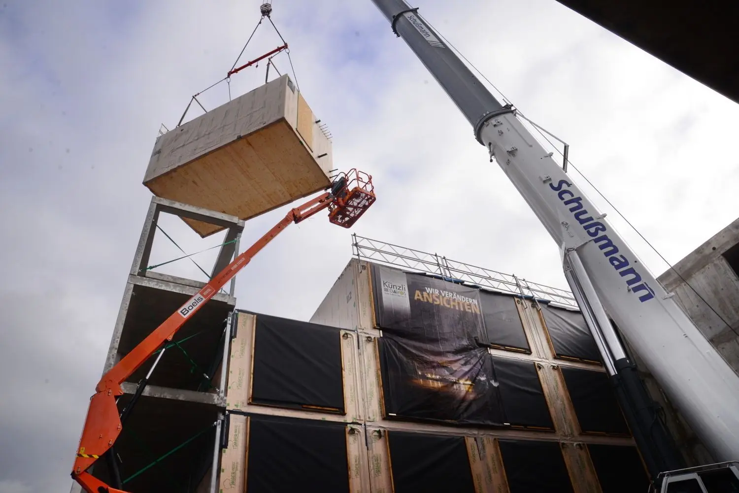 Ein 16-Tonnen-Modul wird für den Einbau hochgehievt.