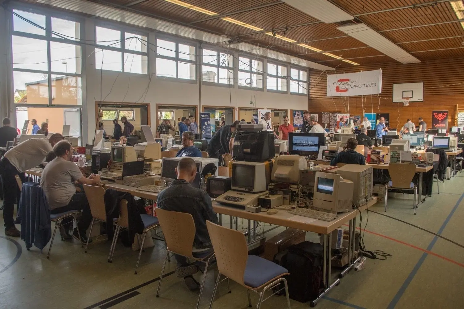 Geräte von früher, als es noch Disketten gab: Das Bild zeigt die Classic Computing im Jahr 2018 in Degmarn. Nun findet die Mitmach-Ausstellung in Vöhrigen statt.