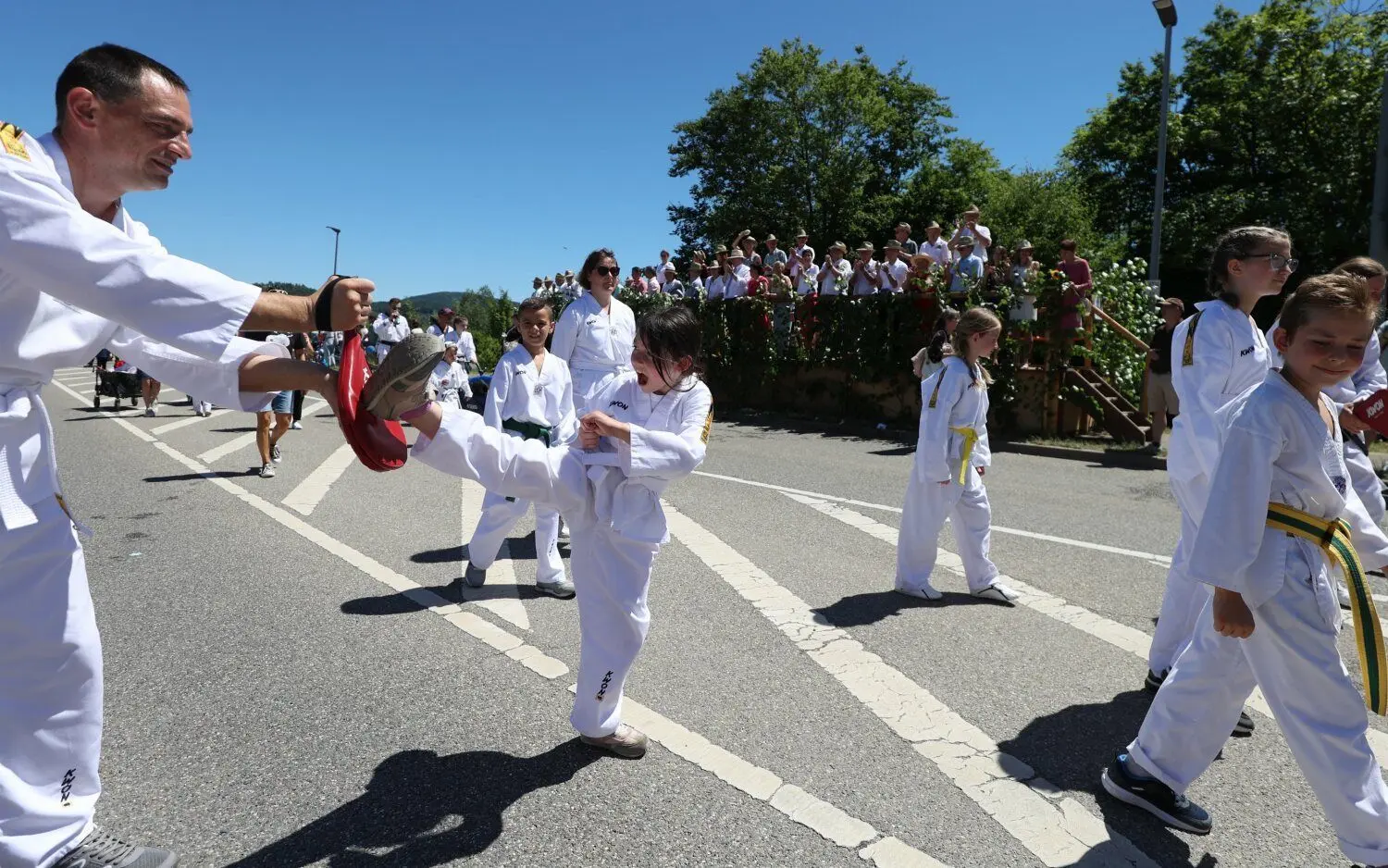 Eine kleine Judoka zeigt, was sie drauf hat.