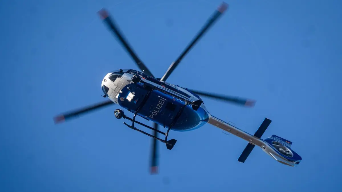 Ein Hubschrauber war ebenfalls an der Suche nach dem Täter beteiligt. Die Polizei sucht nun Zeugen für den Vorfall und hat eine Personenbeschreibung veröffentlicht.
18.12.2023, Baden-Württemberg, Bingen-Hitzkofen: Ein Hubschrauber der Polizei sucht über dem Ort nach einem zweijährigen Kind, das seit Sonntagabend vermisst wird. Foto: Christoph Schmidt/dpa +++ dpa-Bildfunk +++