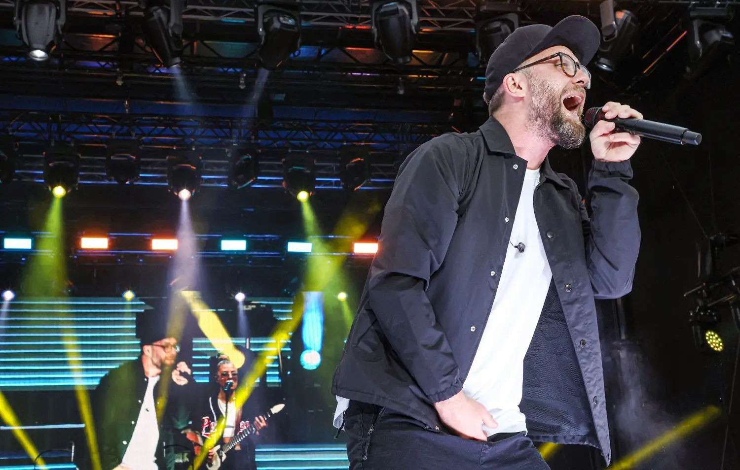 Eine kräftige Stimme und ein großer Unterhaltungskünstler: Mark Forster reißt seine Fans und Zuschauer mit.⇥