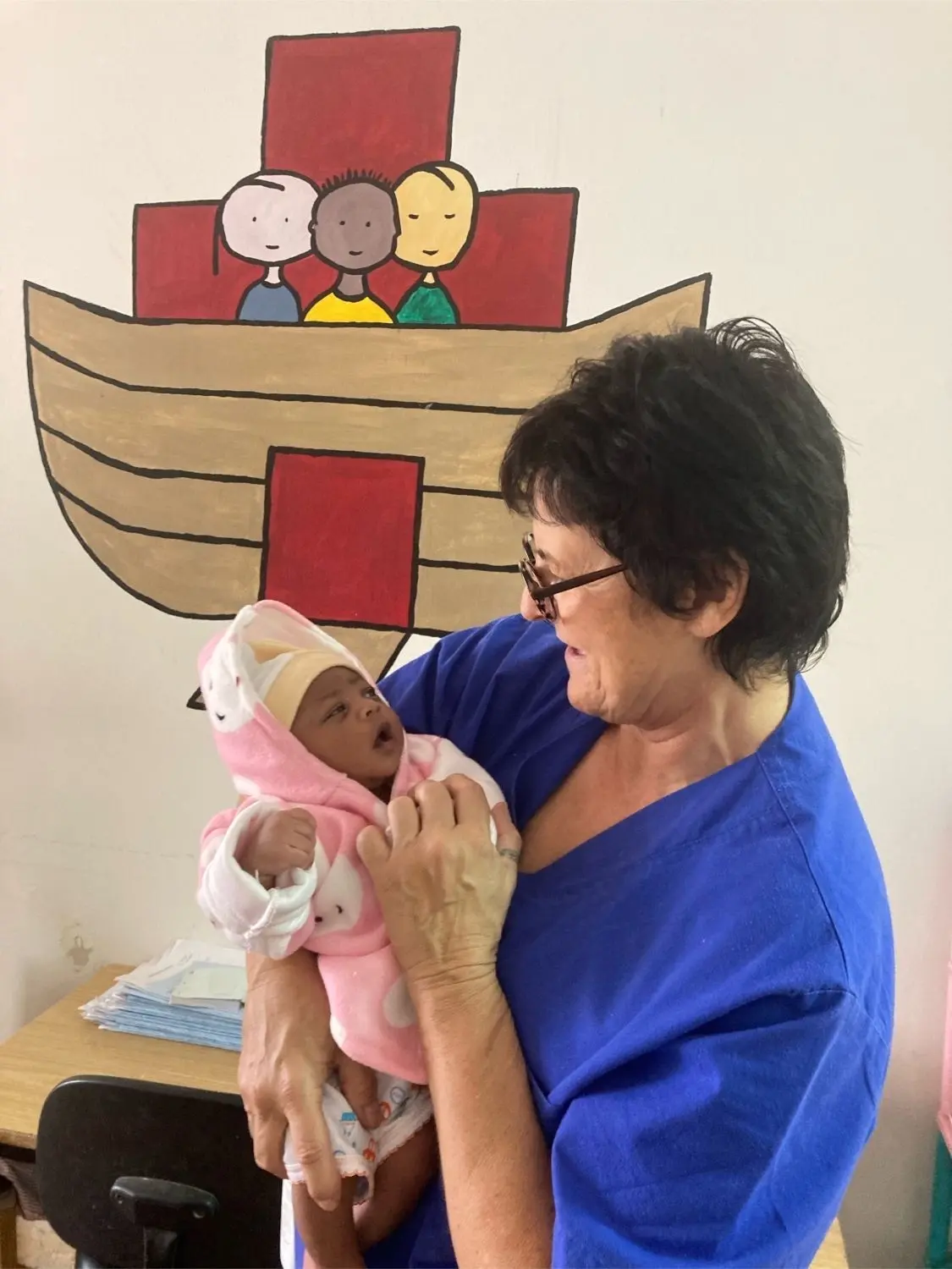 Einsatz in der Neugeborenen-Station in Asmara. Beate Schneider mit einem ihrer Schützlinge vor Ort.⇥