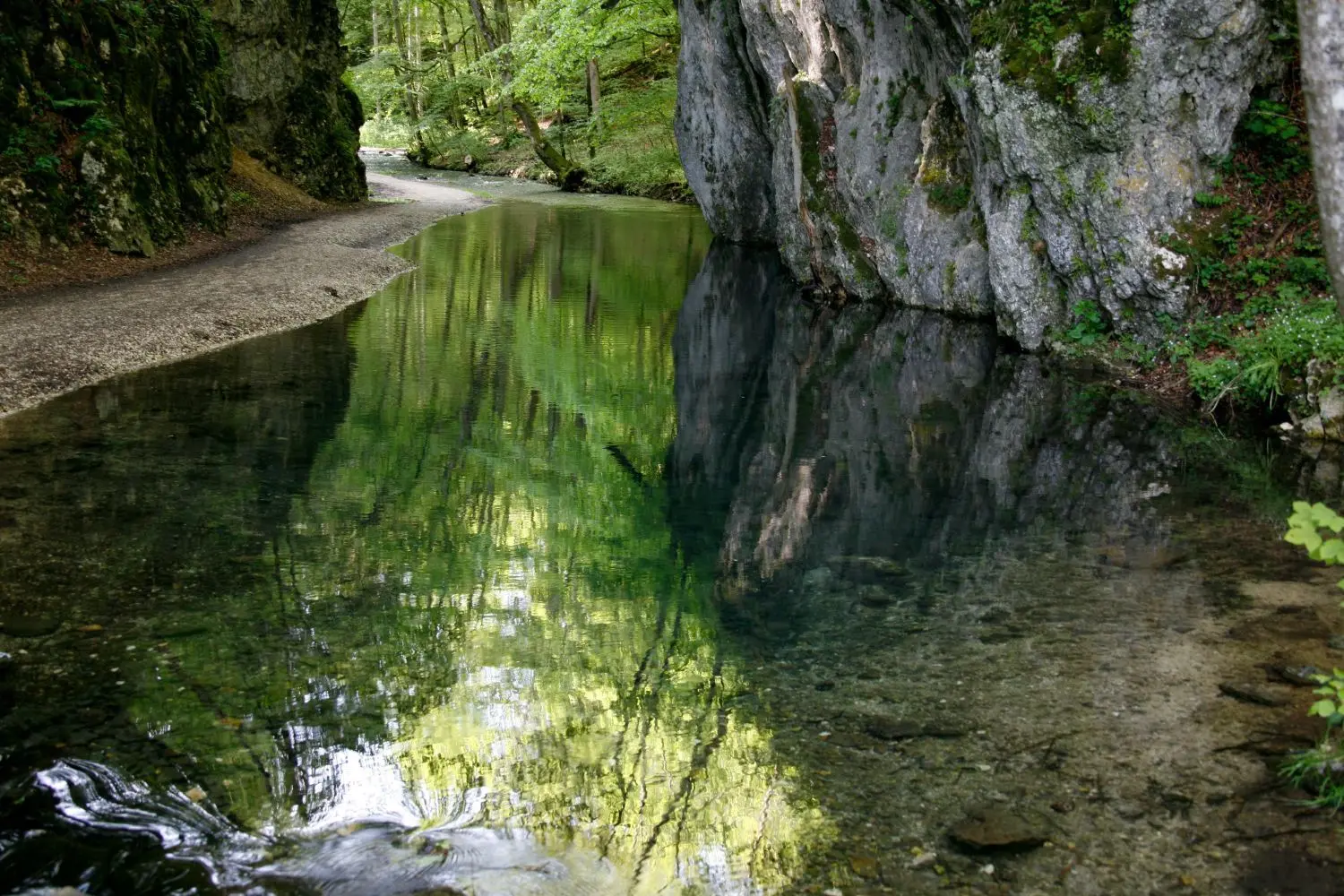 Der Premiumwanderweg „hochgehpilgert“ führt auch durch das malerische Glastal.⇥