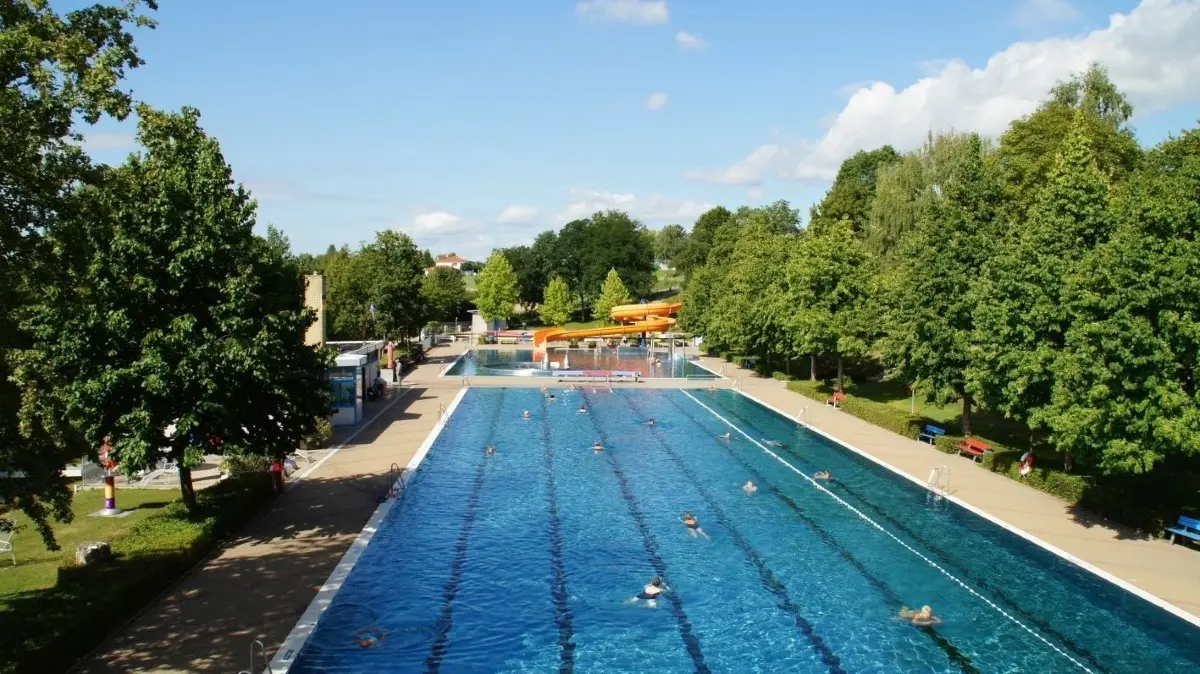 Das 50-Meter-Becken im Ehinger Freibad. Im Juli kamen viele Besucher.
Freibad Ehingen