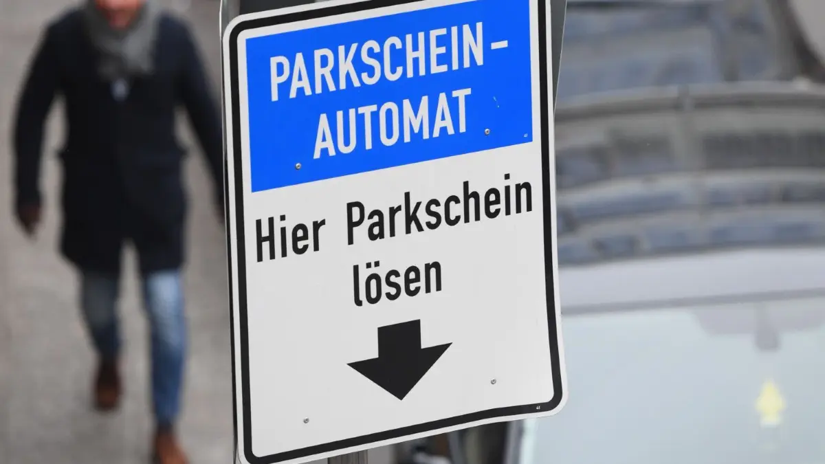 Parkgebühren zukünftig digital mit dem Handy bezahlen
ARCHIV - 05.12.2016, Hessen, Frankfurt/Main: Ein Schild mit dem Hinweis «Parkscheinautomat. Hier Parkschein lösen.» steht in der Innenstadt an einer Straße mit ausgewiesenen Parkplätzen. Die Parkgebühren in der Frankfurter Innenstadt sollen erhöht werden. Statt drei sollen es einer Vorlage des Magistrats zufolge bald vier Euro die Stunde sein. Foto: Arne Dedert/dpa +++ dpa-Bildfunk +++