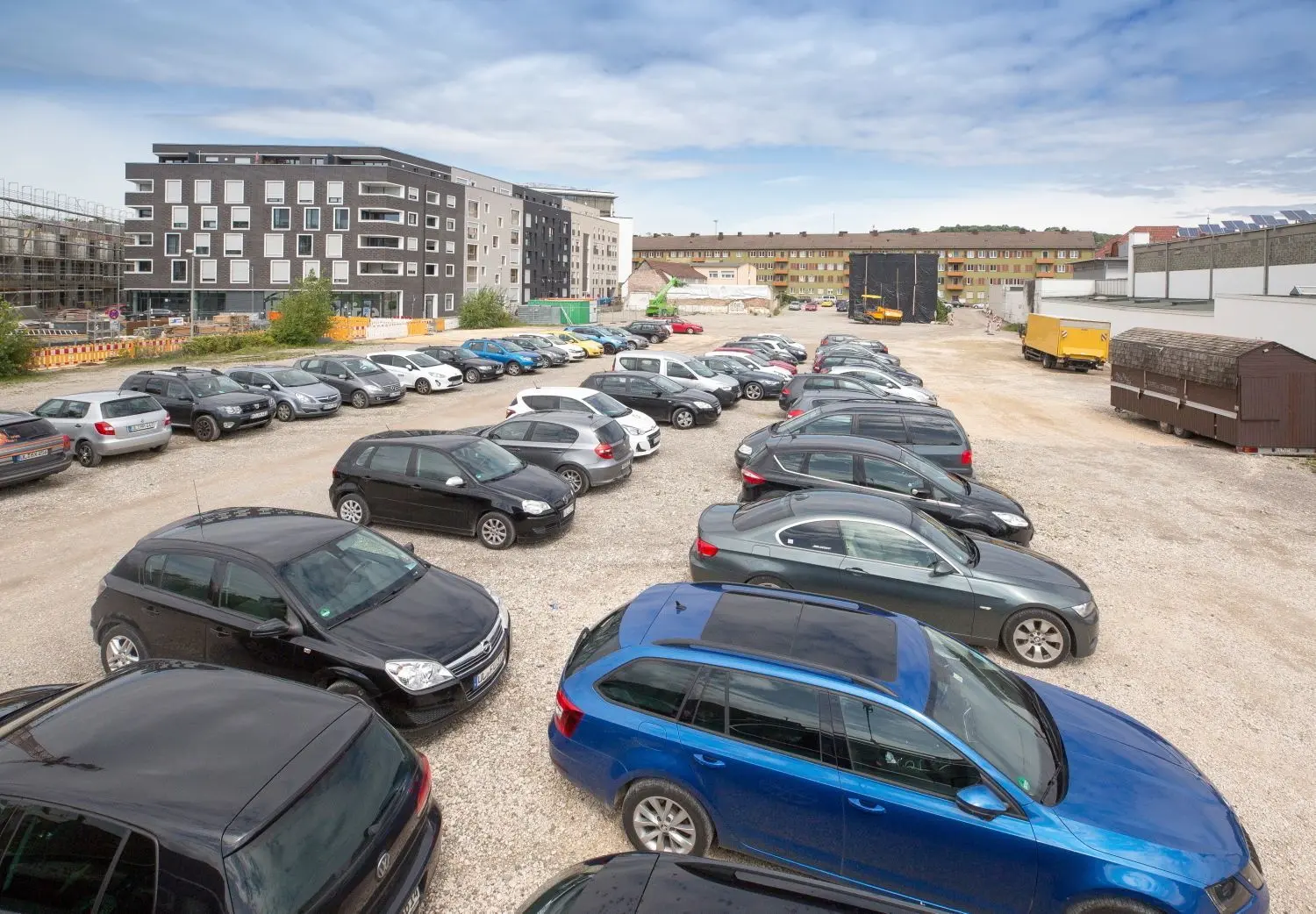 Derzeit befindet sich auf dem Gelände vorübergehend ein vermieteter Parkplatz.
