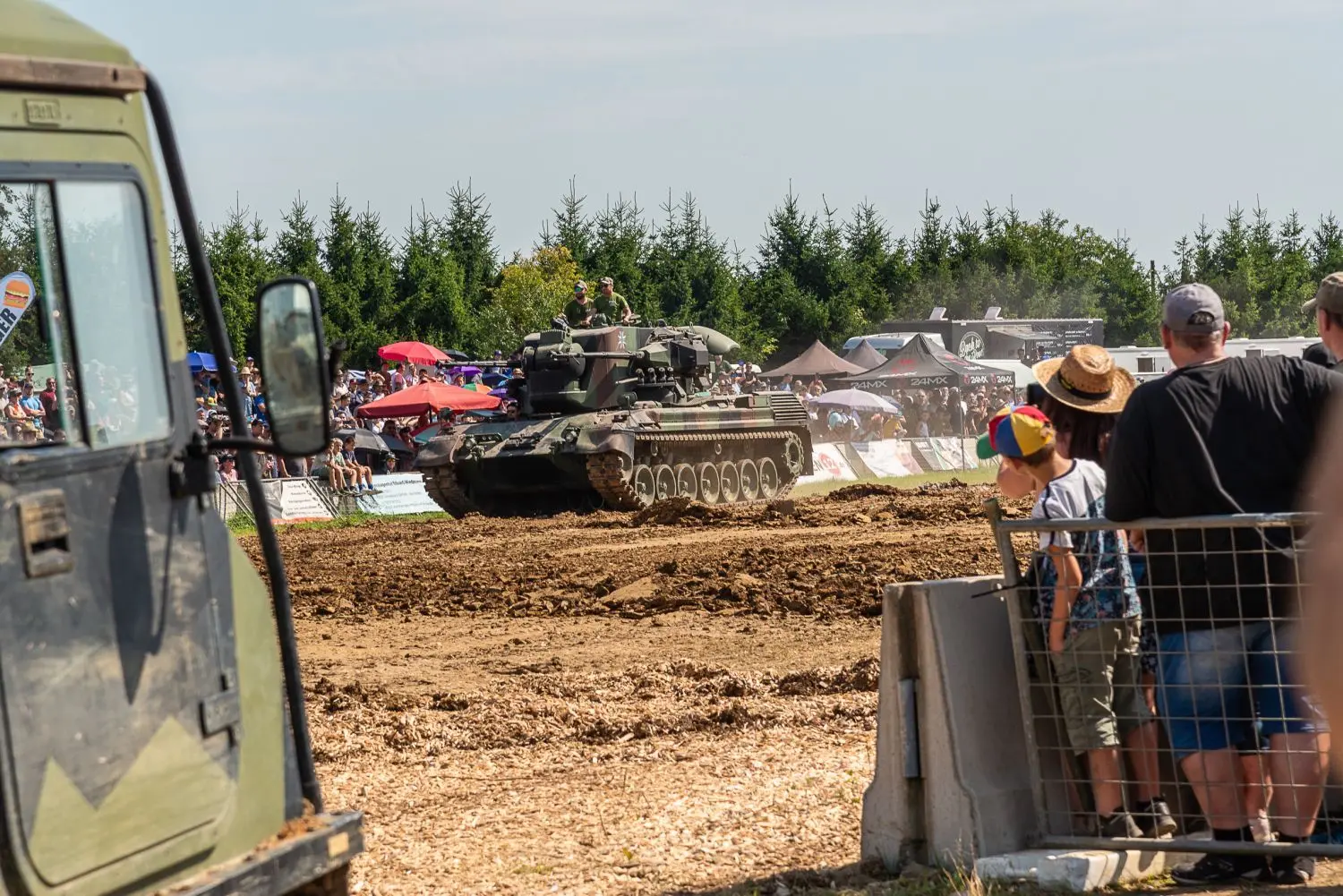 Panzer in Aktion. Die Vorführungen mit Kettenfahrzeugen ist ein Höhepunkt des Festivals. Militärfahrzeuge findet man übrigens zuhauf auf dem Museumsgelände.