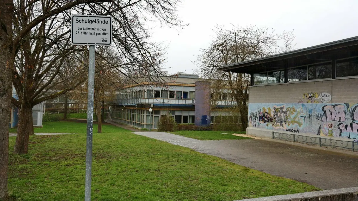Vor dem Wiblinger Schulzentrum wurde am Montag (10.04.) eine Siebenjährige getötet - offenbar vom Partner ihrer Mutter.
Kind in Wiblingen getötet: Reaktionen in den sozialen Medien
