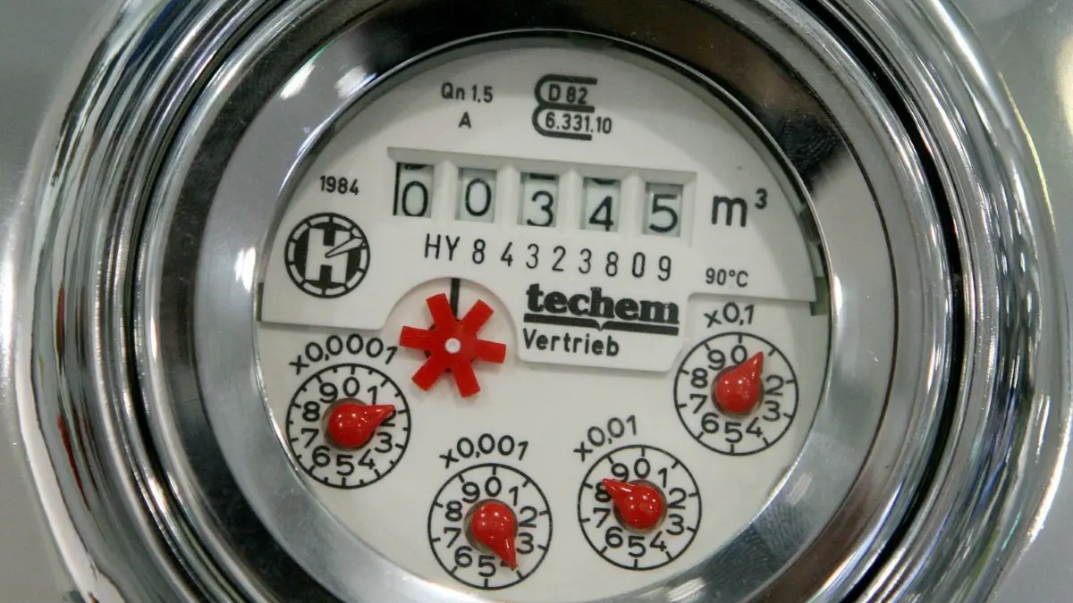 Mit dem Wasserzähler wird der Verbrauch eines Haushaltes gemessen. Die Wasserpreise legen die Wasserversorger fest. (Symbolfoto)
ARCHIV - Ein Wasserzähler der Firma Techem, fotografiert in Frankfurt (Archivfoto vom 23.10.2006). Die Übernahme des Energiedienstleisters Techem ist nach monatelangem Ringen endgültig gescheitert. Wie die australische Bank Macquarie am Freitag (02.02.2007) mitteilte, seien ihr nur rund 43 Prozent der Anteile angeboten worden, die Mindestquote von 70,5 Prozent wurde klar verfehlt. Foto: Boris Roessler dpa/lhe (zu lhe 0148 vom 02.02.2007) +++ dpa-Bildfunk +++