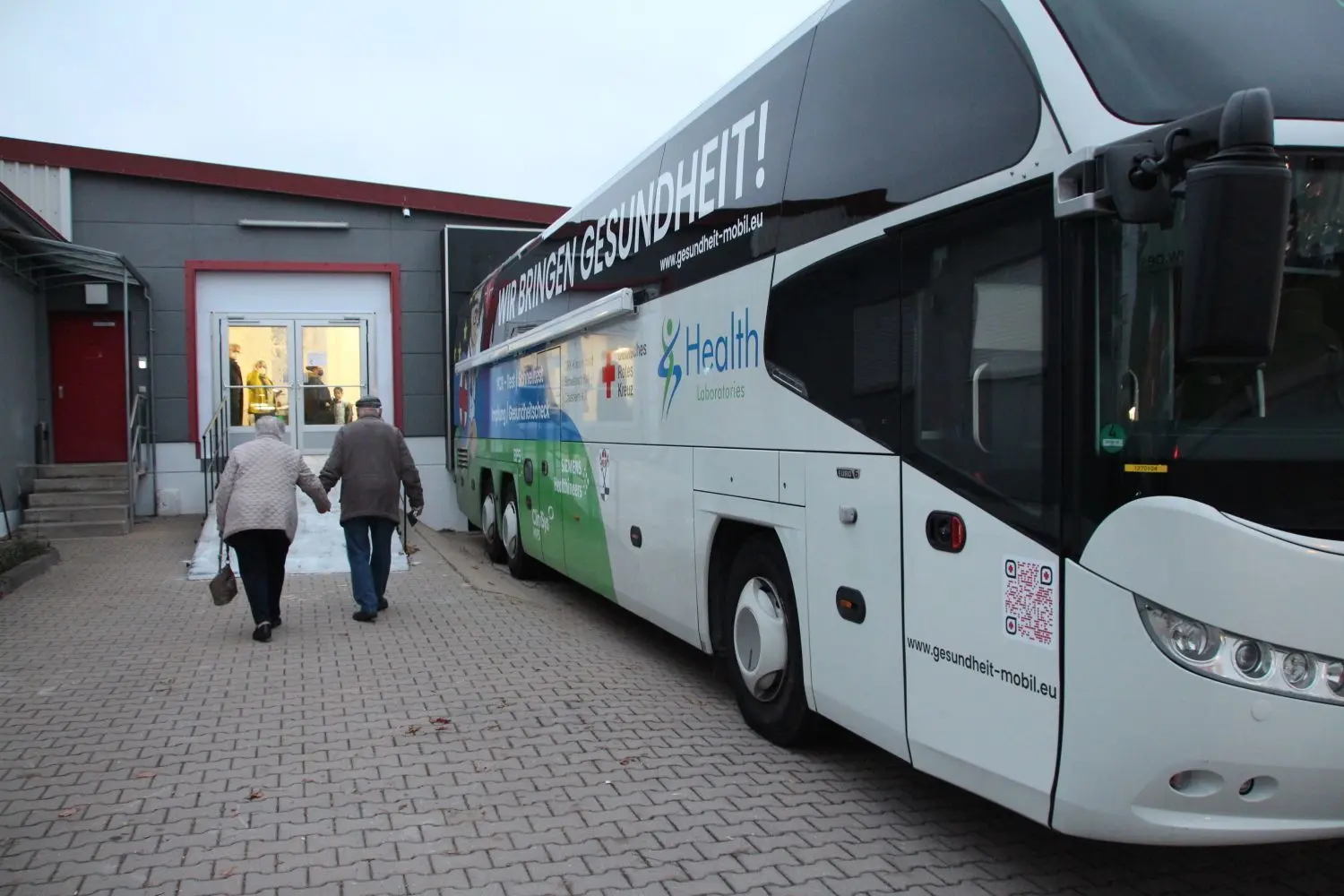 In der Impfstelle in Roßfeld können Impfwillige im Warmen warten, bis sie an der Reihe sind. ⇥