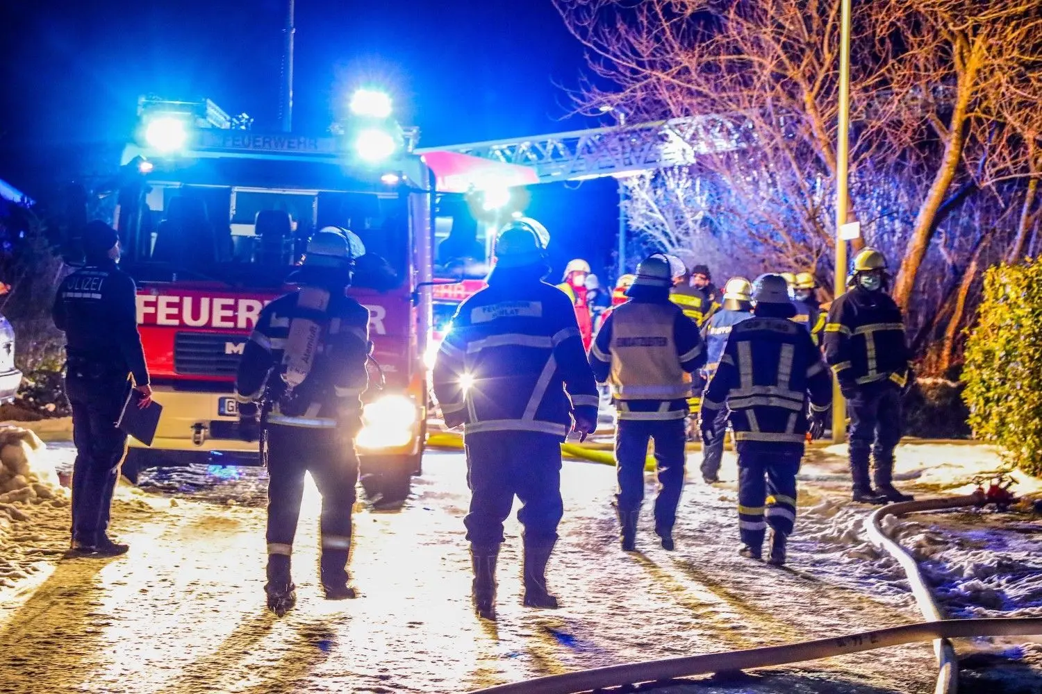 Die Feuerwehr rückte am Samstagabend zu einem Brand in Schlat aus. Dort stand ein Haus in Vollbrand. Hoher Sachschaden entstand.
