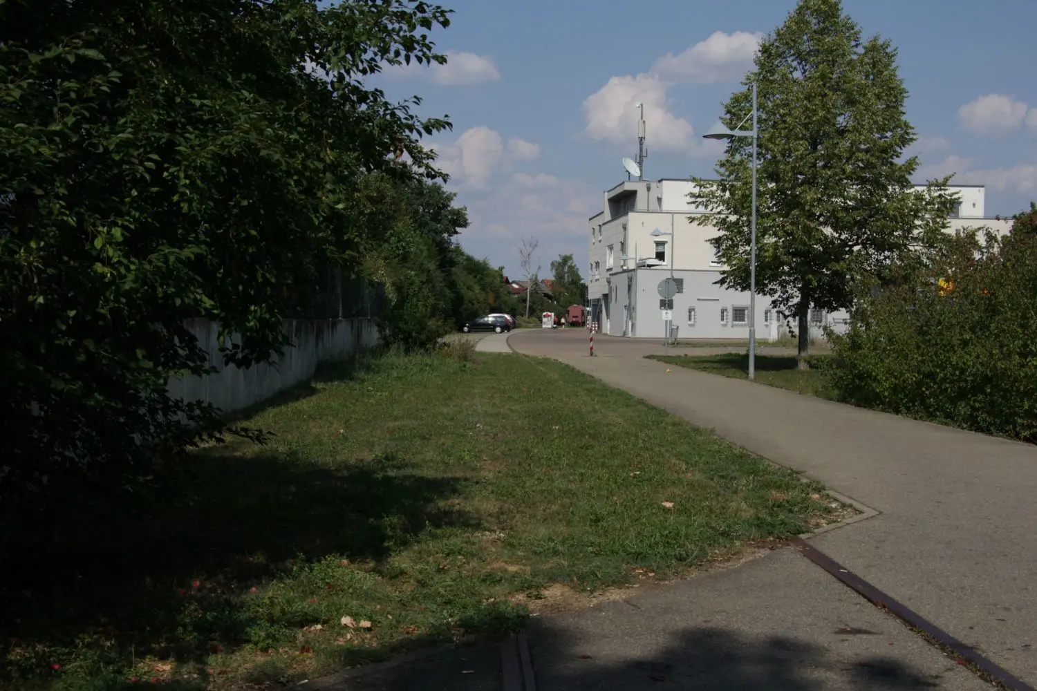 Der einstige Bahnhof von Heiningen wich 2001 einem Wohn- und Geschäftshaus. Das Foto entstand etwa 50 Meter vom Aufnahmeort des oberen Bildes von aus dem Jahr 1987.