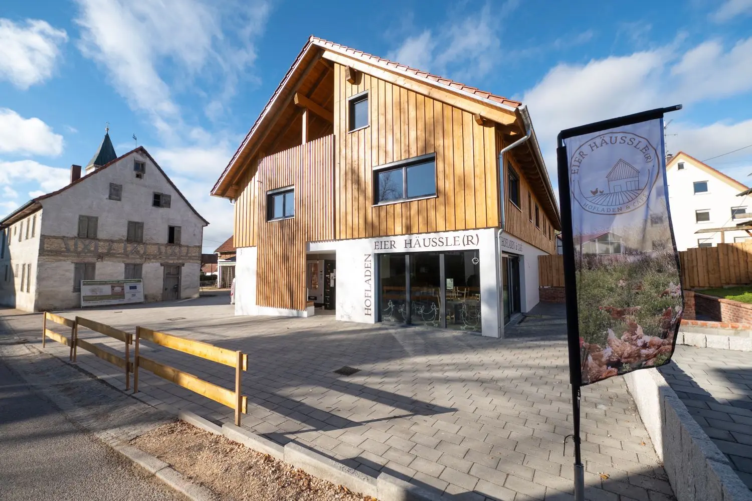 Aus Alt mach Neu: Selbst die Ziegel wurden händisch aus dem Altbau heraus geklopft und im Neubau des Hofladens wiederverwendet.
